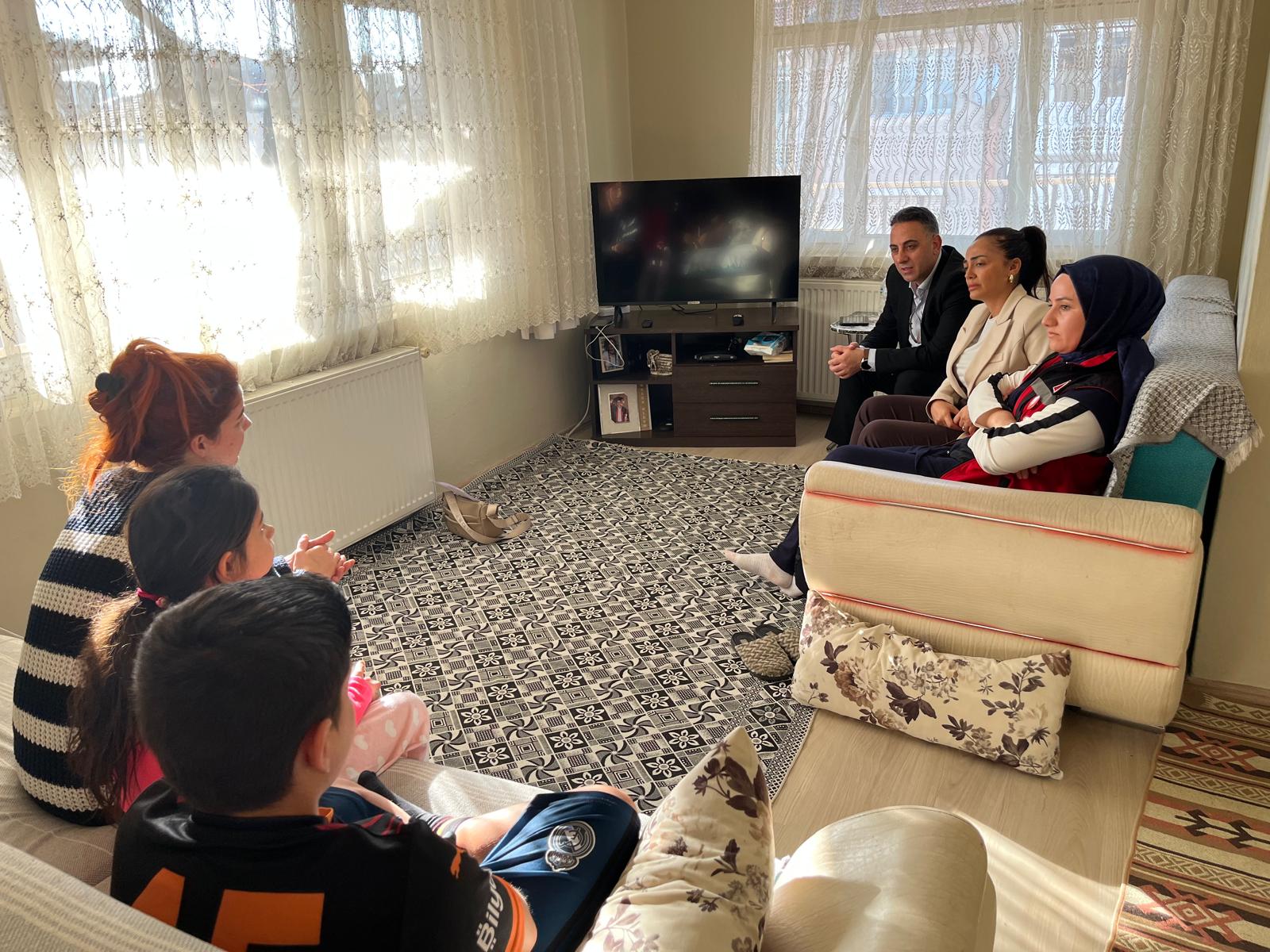 İl Müdürümüz Harun TOHUMCU, Hizmet Modellerimizden Faydalanan Aileye Ziyaret Gerçekleştirildi.