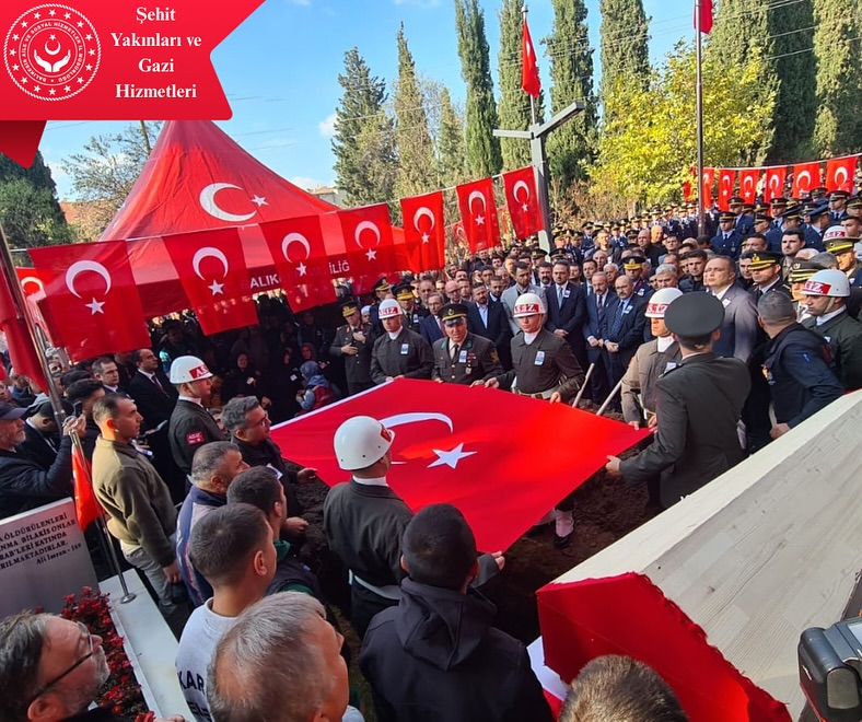 Kahraman Mehmetçiğimiz Hava Ulaştırma Uzman Çavuş Emre Sayın, Başçeşme Şehitliğinde Düzenlenen Törenle Son Yolculuğuna Uğurlandı