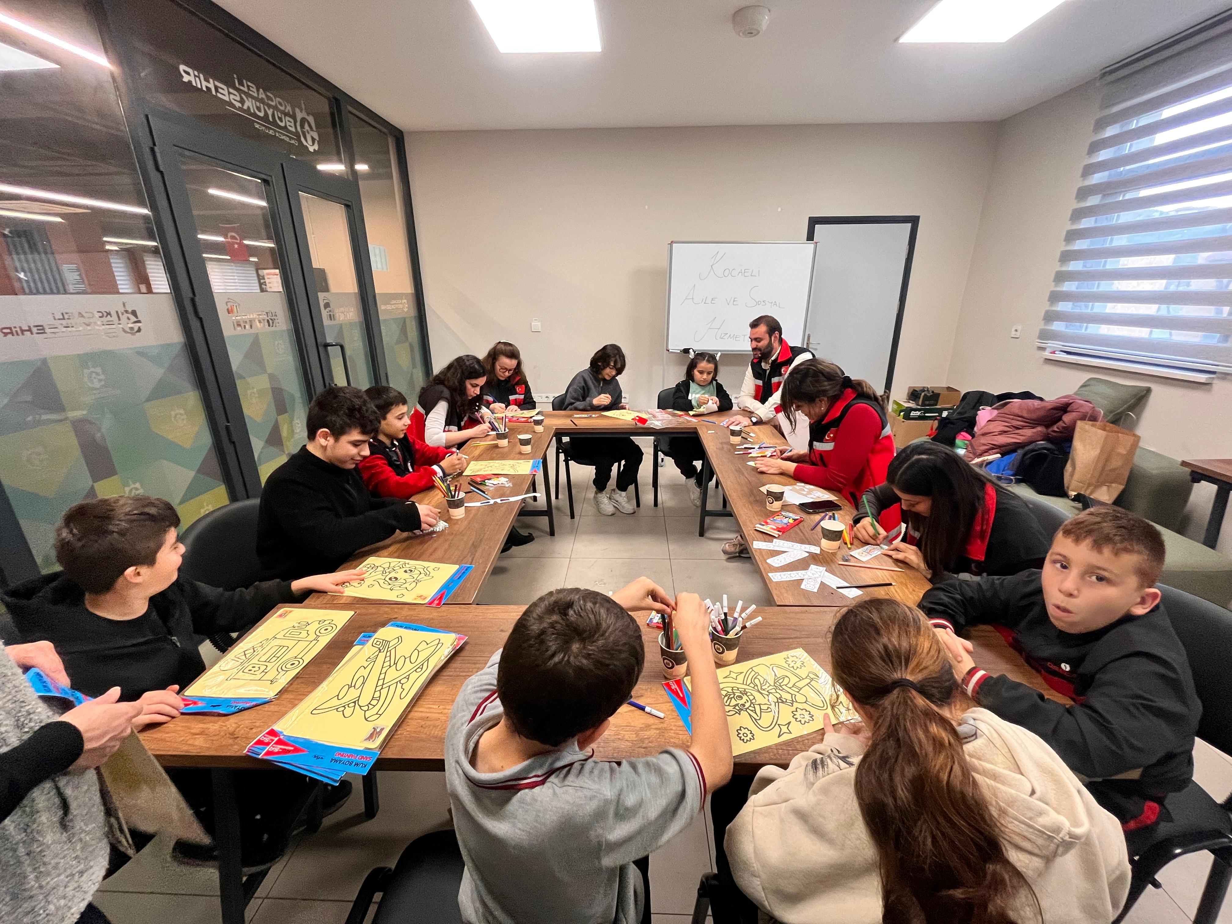 Şehit ve Gazi Çocukları İçin Anlamlı Etkinlik: Derince Millet Kütüphanesi'nde Dünya Çocuk Kitapları Haftası Coşkusu!