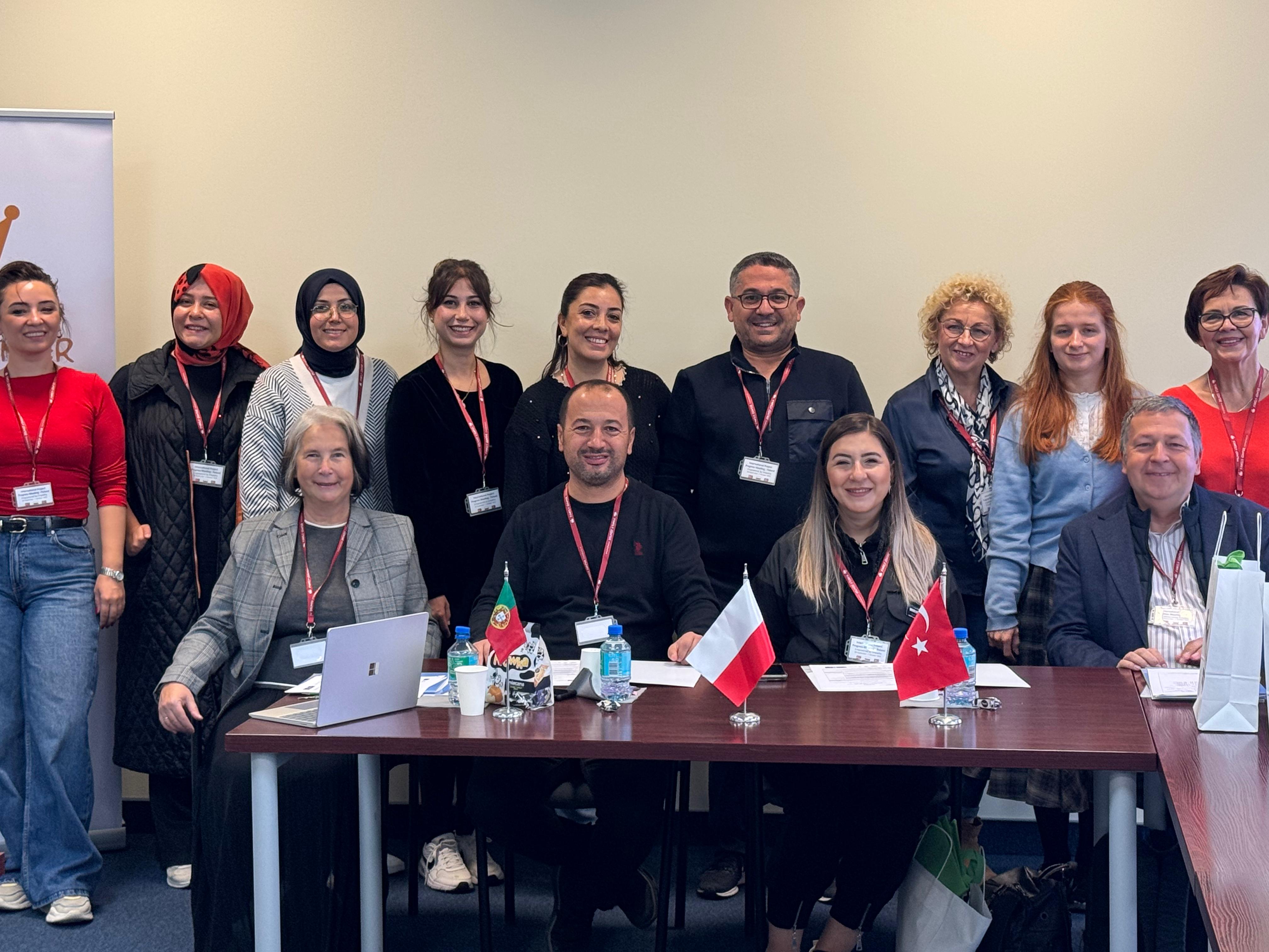 “Empatiyle Güçlenmek – Dezavantajlı Çocukların Bakımında Duygusal Zekâ” isimli Erasmus Projesi kapsamında Polonya’da uluslararası toplantı gerçekleştirilmiştir.