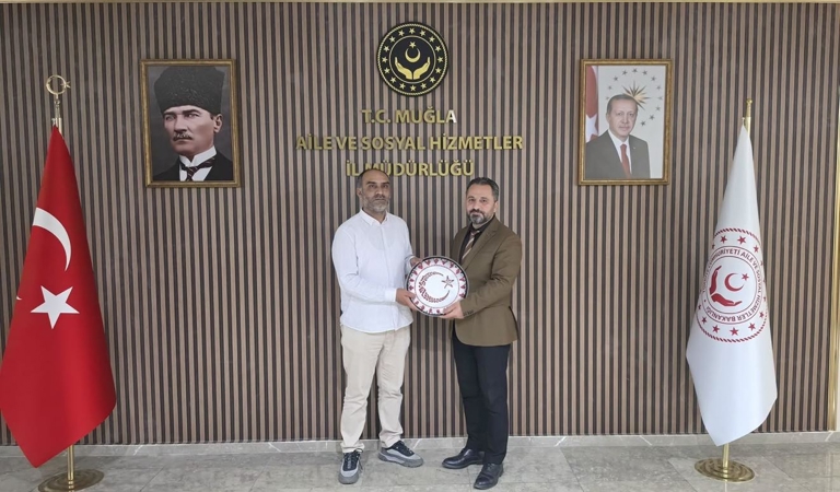 İl Müdürlüğümüz personeli Erhan KARAKUŞ, İstanbul’a tayininin çıkması dolayısıyla İl Müdürümüz Mahmut SELÇUK’a veda ziyaretinde bulundu