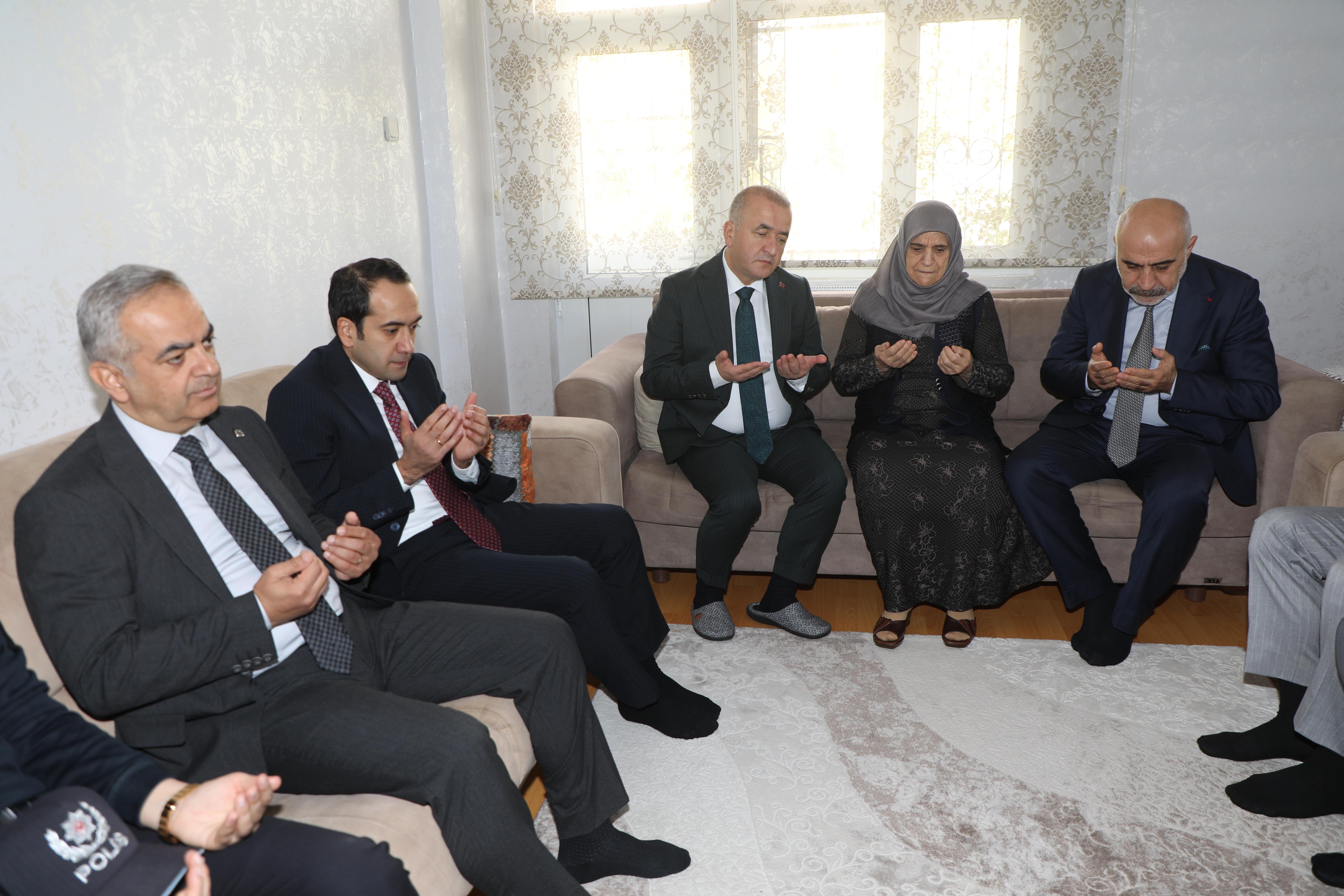 İl Müdürümüz Ömer Faruk ERGÜN ile Şehidimizin kıymetli ailesinin hanesine  gerçekleştirilen  ziyarette, Valimiz Sayın Numan HATİPOĞLU eşlik etti.