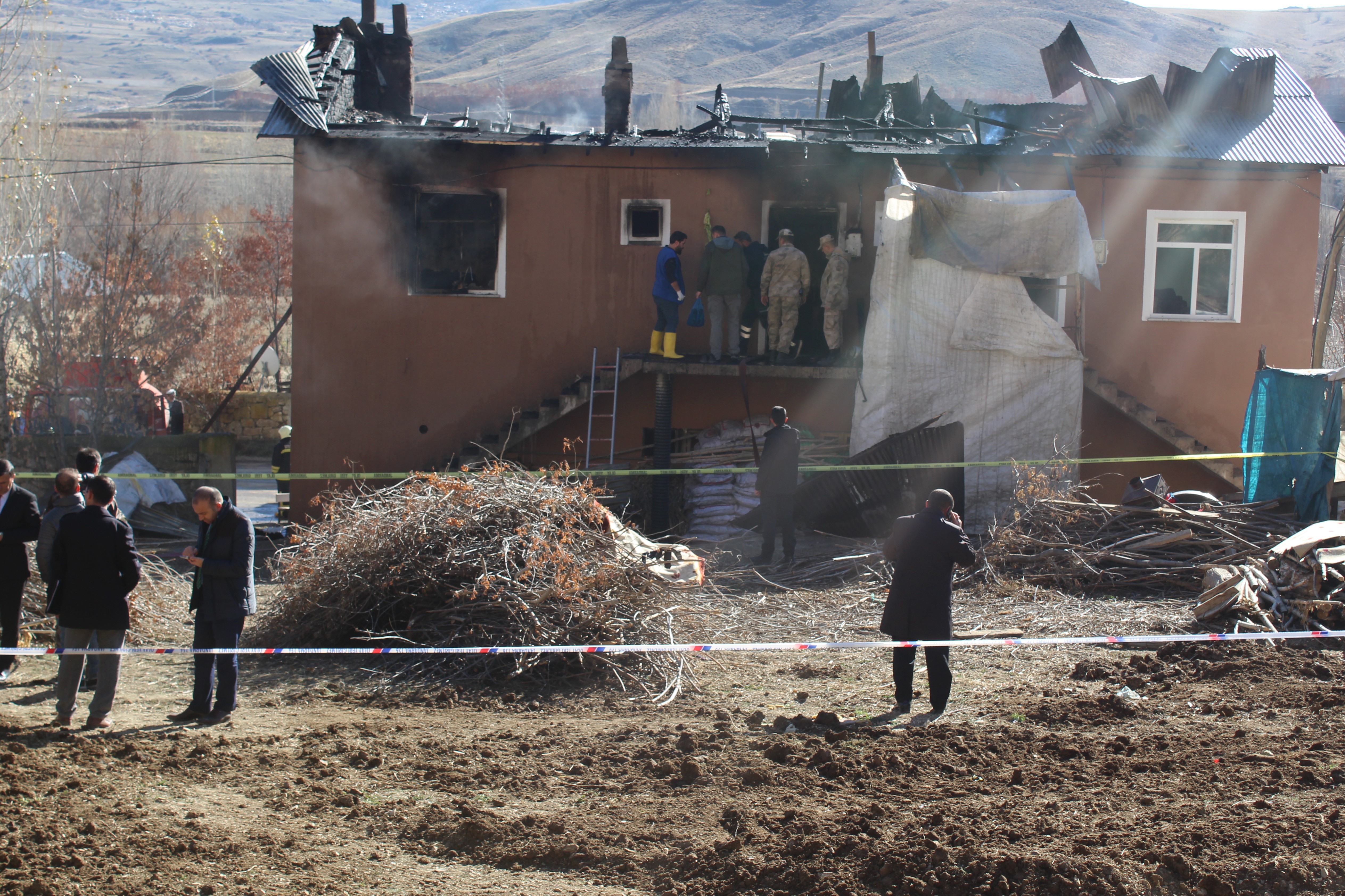 Kahreden Haber. Evde Çıkan Yangında 2'si Çocuk 3 Kişi Hayatını Kaybetti.