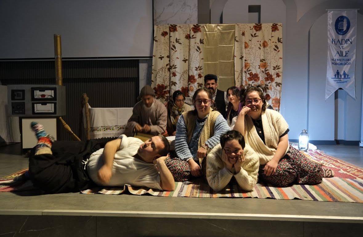 Geçmişten Geleceğe: Aile ve Simit Bahane, Aile Şahane Tiyatro Oyunları Sergilendi