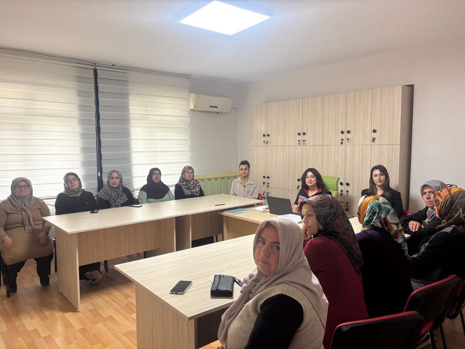 Sungurlu Sosyal Hizmet Merkezi tarafından, ADEM (Aile Destek Merkezi) kursiyerlerine yönelik eğitimcimiz Elmas Köylü tarafından “Tütün Bağımlılığı” konulu eğitim verilmiştir.