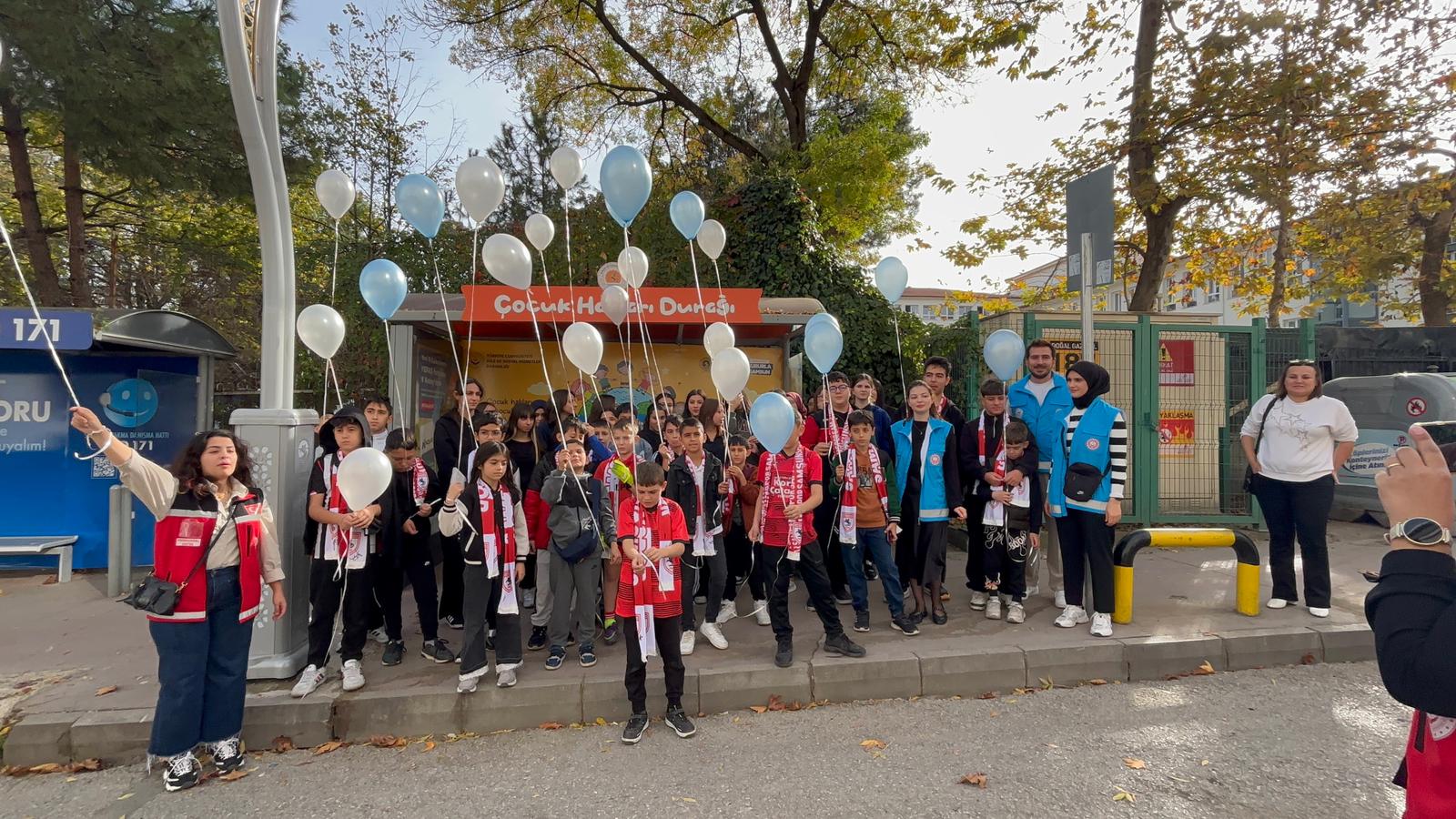 Çocuk Hakları Durağı’nda Mavi–Beyaz Balonlar Umutla Yükseldi  