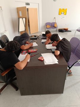 Bakım hizmeti alan çocuklar resim kursunda karakalem, ebru ve kuru boyalarla resim çalışmaları yaparak hem sosyalleşiyorlar hem de yeni bir hobi edinerek eğlenceli zaman geçiriyorlar.   