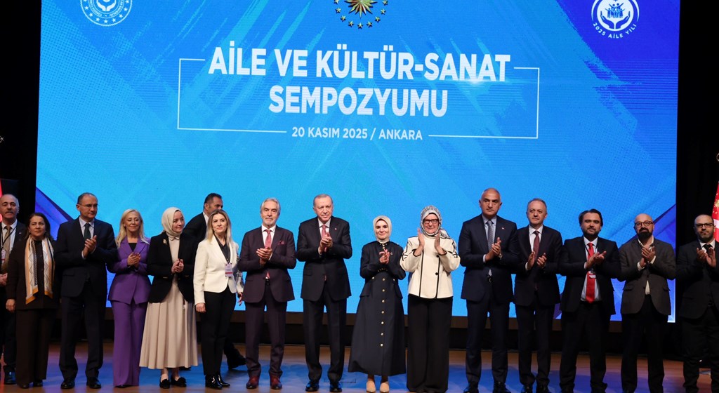 Cumhurbaşkanı Erdoğan ve Aile ve Sosyal Hizmetler Bakanımız Göktaş, “Aile ve Kültür-Sanat Sempozyumu“ kapanış oturumuna katıldı