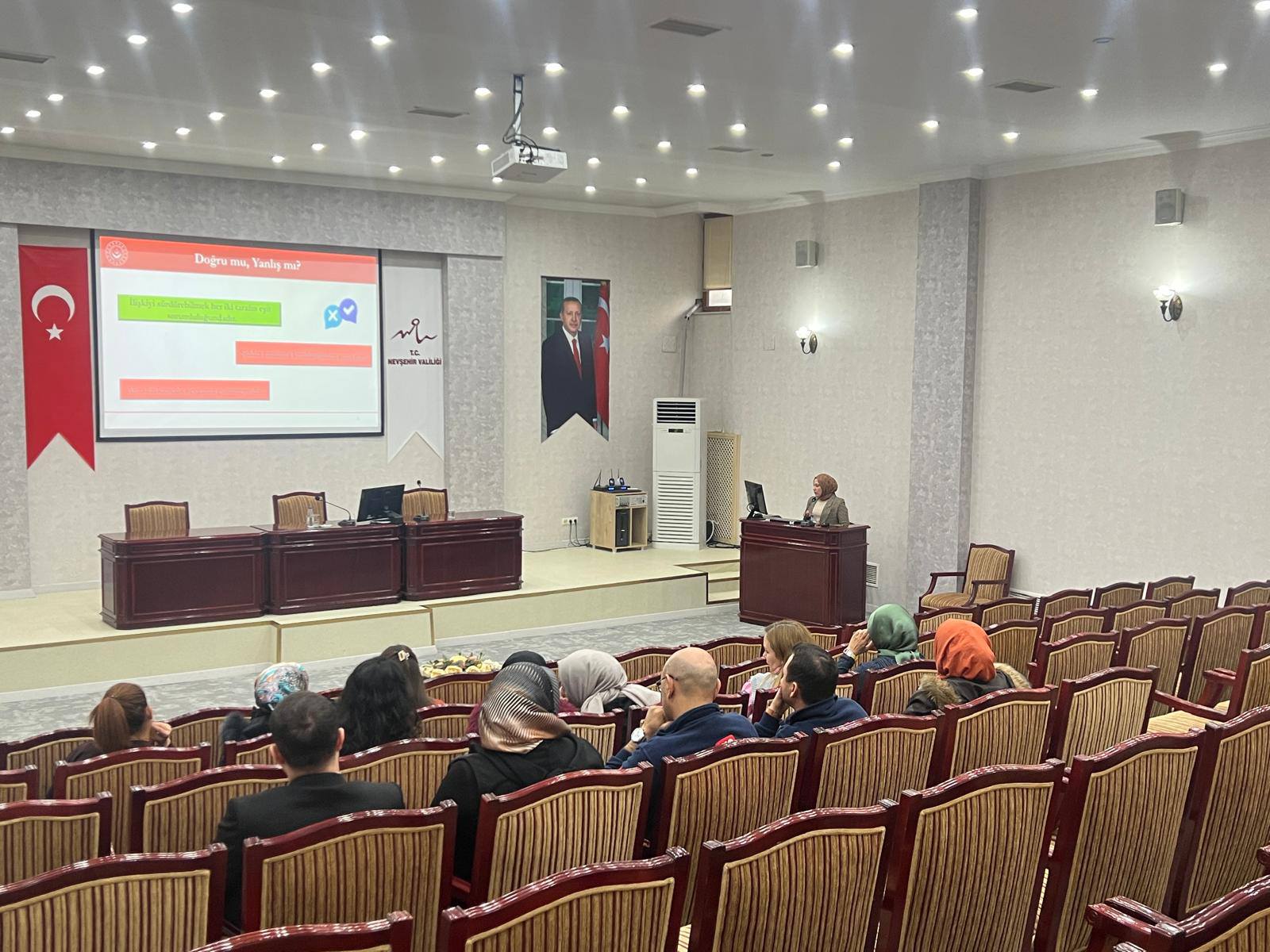 Kadına Yönelik Şiddete Karşı Uluslararası Mücadele Haftası Kapsamında, Nevşehir Valiliğinde Görev Yapan Personellere Yönelik Eğitim Düzenlendi