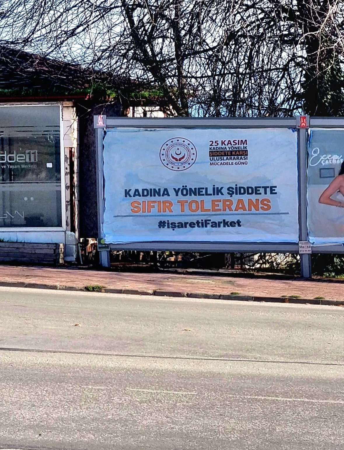 25 Kasım Kadına Yönelik Şiddete Karşı Uluslararası Mücadele Günü Kapsamında Bilgilendirici Afişler Asılarak Vatandaşlara Broşür Dağıtıldı