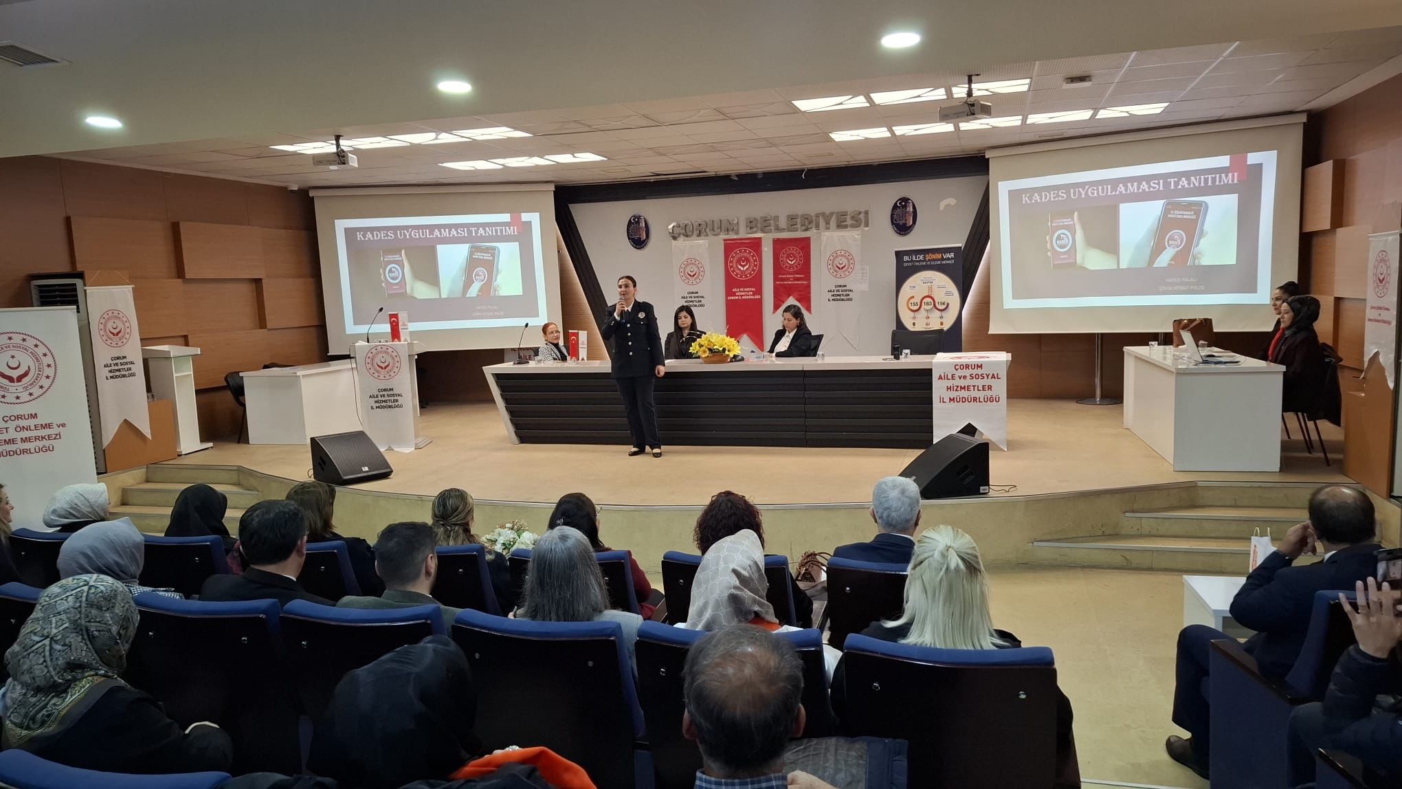  25 Kasım Kadına Yönelik Şiddete Karşı Uluslararası Mücadele Günü Turgut Özal Konferans Salonu’nda, “Kadının Psikolojik, Ekonomik ve Hukuki Olarak Güçlendirilmesi” konulu bir panel düzenlendi.