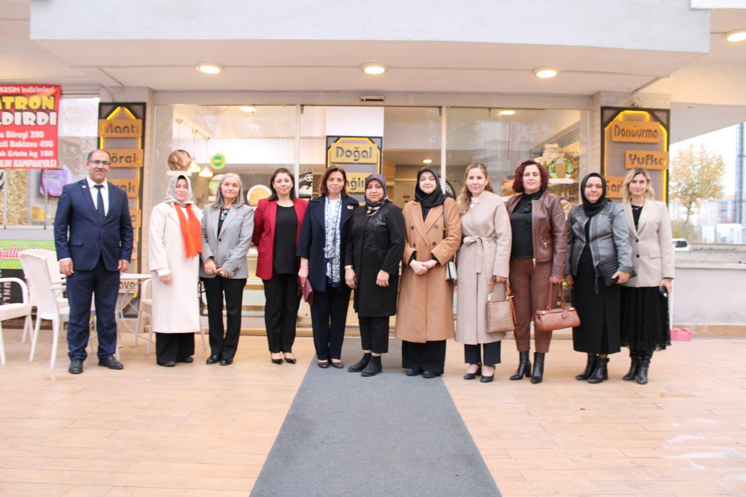  Kadın Girişimci Esnaf Ziyareti – Sarıcalar Unlu Mamuller 25 Kasım Kadına Yönelik Şiddetle Mücadele Günü etkinlikleri kapsamında, kadın girişimcileri desteklemek ve görünürlüklerini artırmak amacıyla Sarıcalar Unlu Mamuller ziyaret edildi.