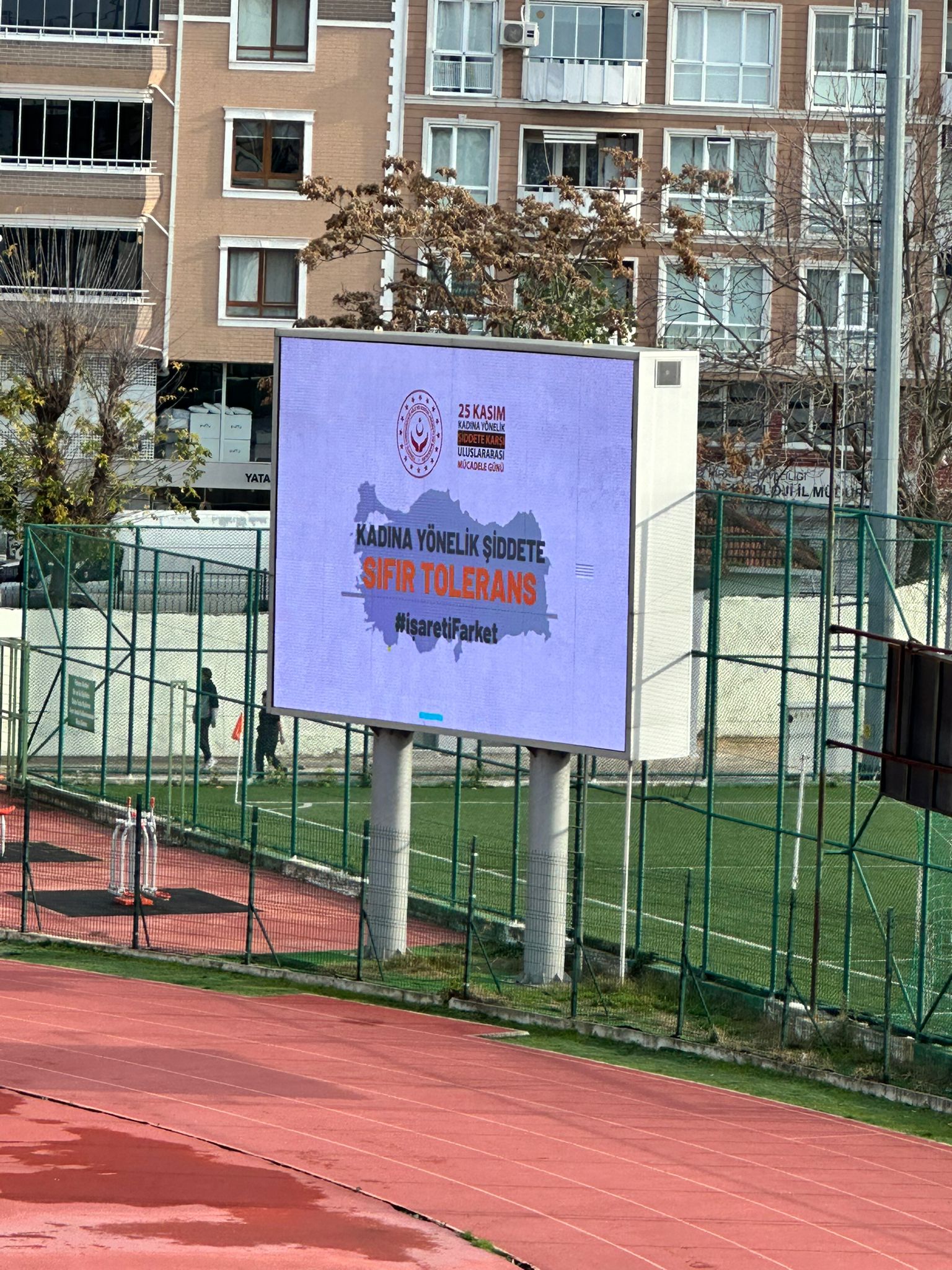 "Kadına Yönelik Şiddete Karşı Farkındalık: Kırklareli Atatürk Stadyumu'nda Etkileyici Mücadele Günü Etkinliği"