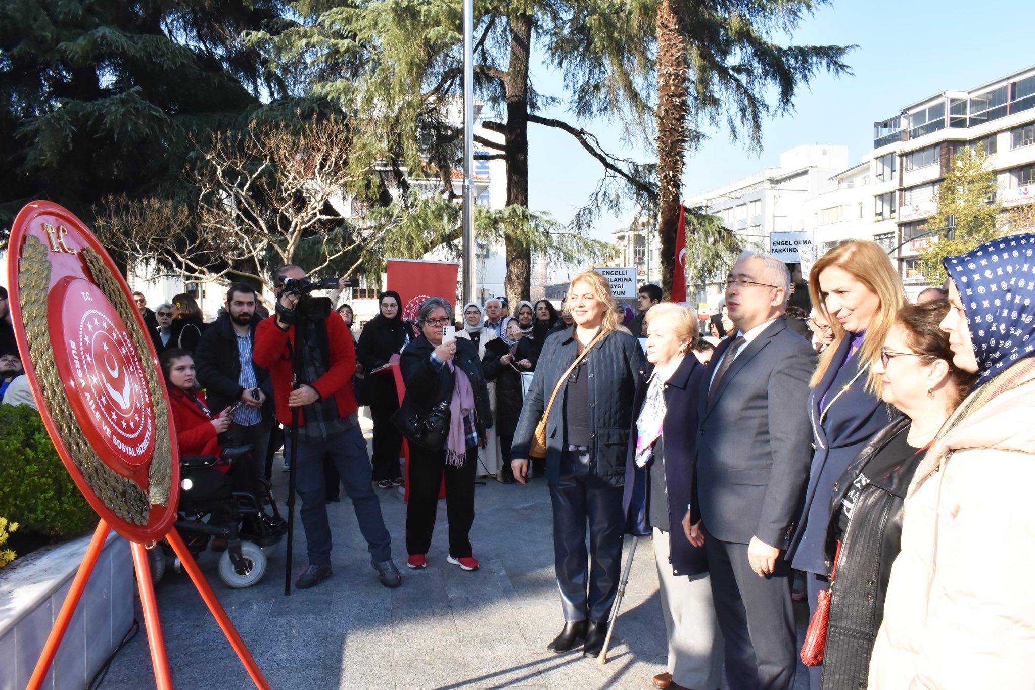 3 Aralık’ta Çelenkler, Birlik Mesajıyla Sunuldu
