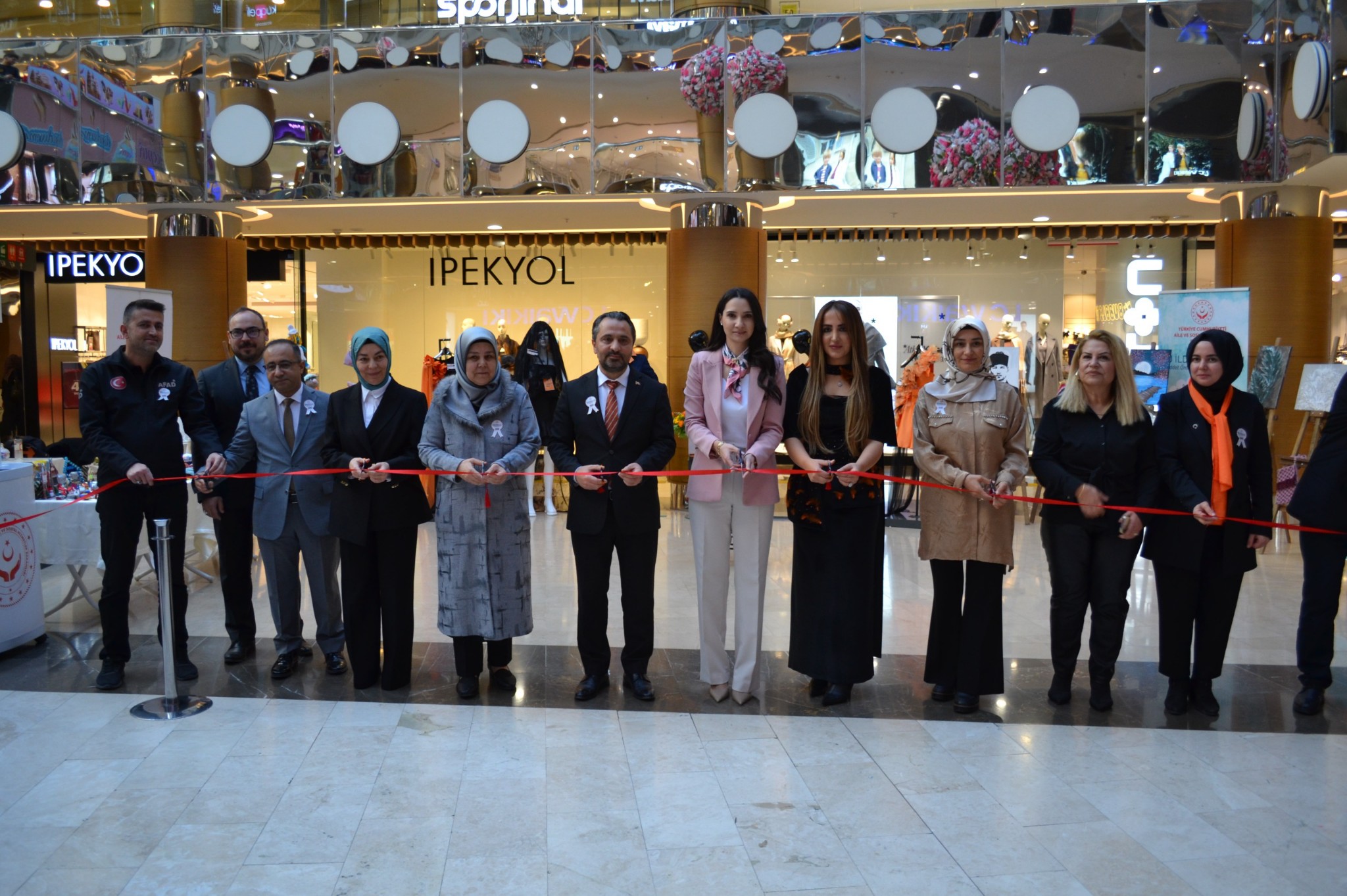 Kadına Yönelik Şiddete Karşı Uluslararası Mücadele Günü Kapsamında Nissara AVM'de Sergi Açıldı