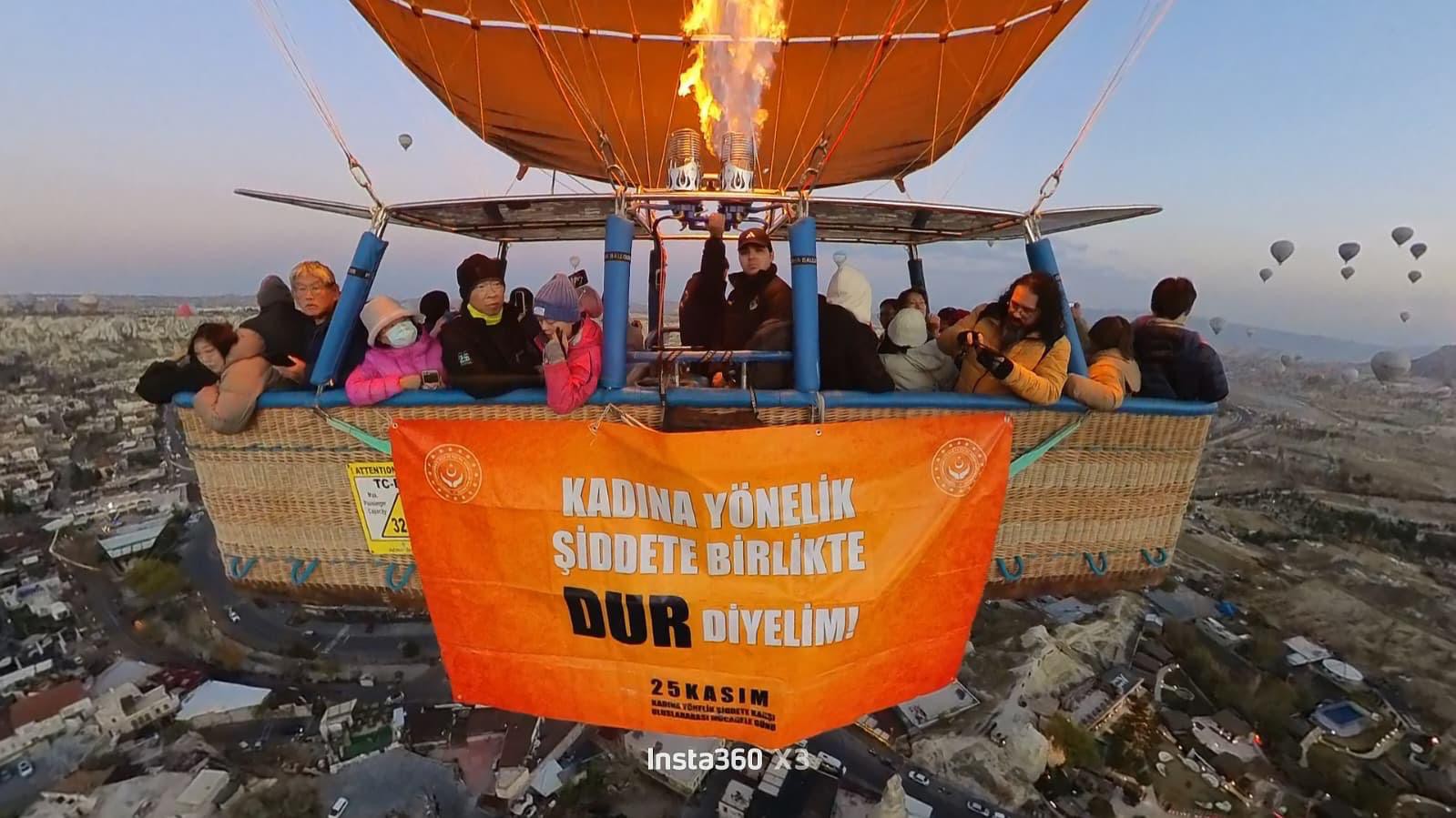 Kapadokya’da Sıcak Hava Balonlarından Kadına Şiddete Karşı Farkındalık Çağrısı