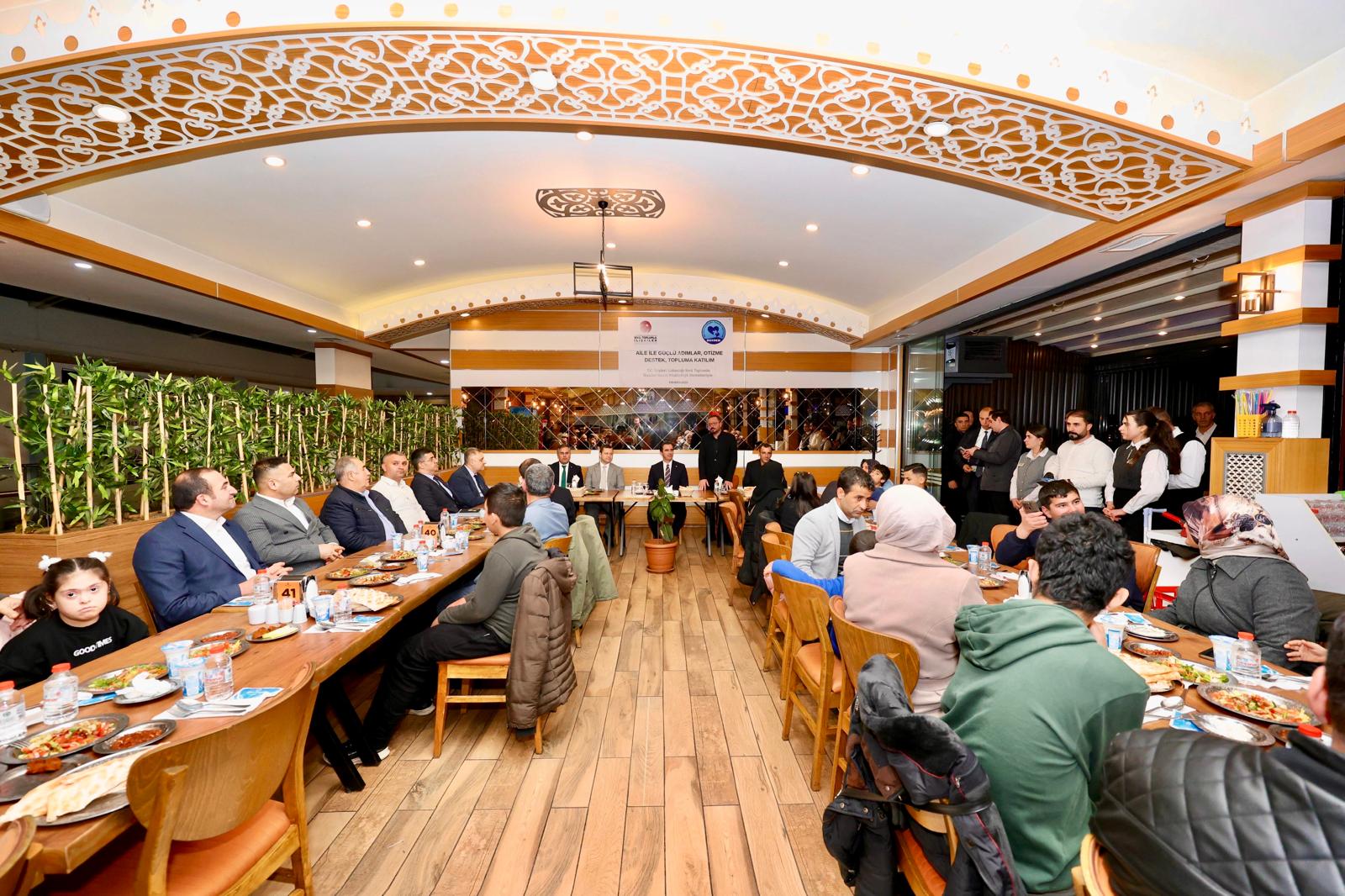 Valimiz Sayın  Ahmet Karakaya ve İl Müdürümüz Vefa Akdoğan, 3 Aralık Dünya Engelliler Günü kapsamında Bitlis Otizm Yardımlaşma Derneği tarafından düzenlenen programa katıldılar