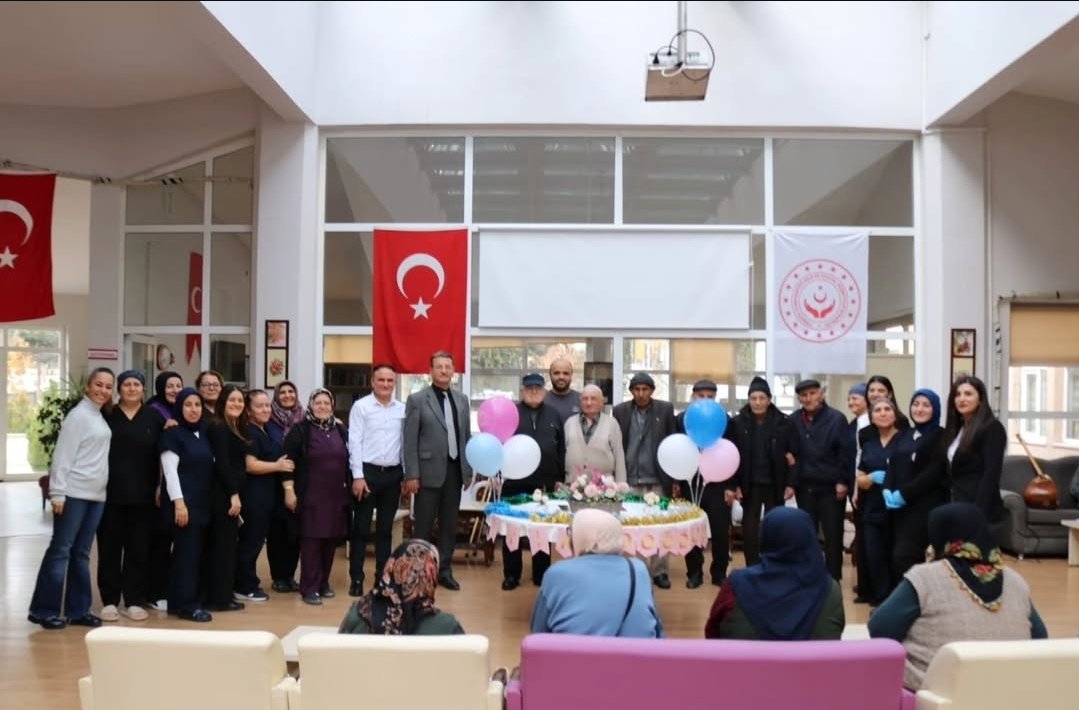 İl Müdürlüğümüze bağlı Merzifon Huzurevi Müdürlüğü' nde 2025 yılı Aralık ayı içinde doğan sakinlerimize yönelik doğum günü etkinliği düzenlenmiştir.