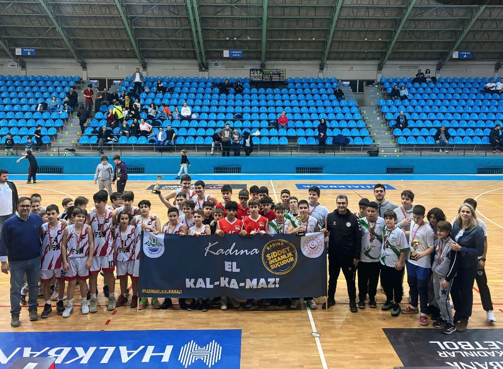 U-14 basketbol kupa töreninde “Kadına El Kalkamaz” Pankartı Açıldı.