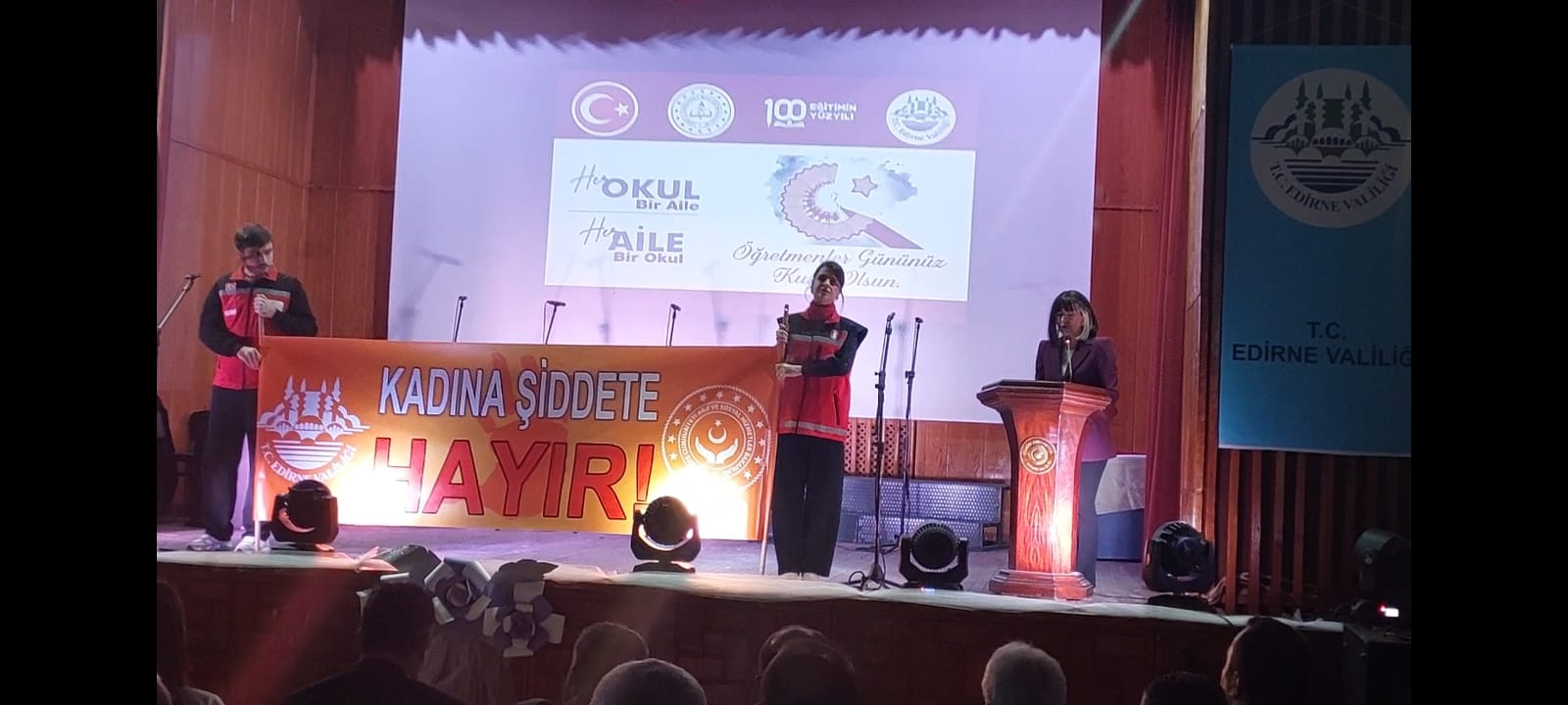 24 Kasım Öğretmenler Günü Programında “Kadına Şiddete Hayır.” Temalı Pankart Açıldı.