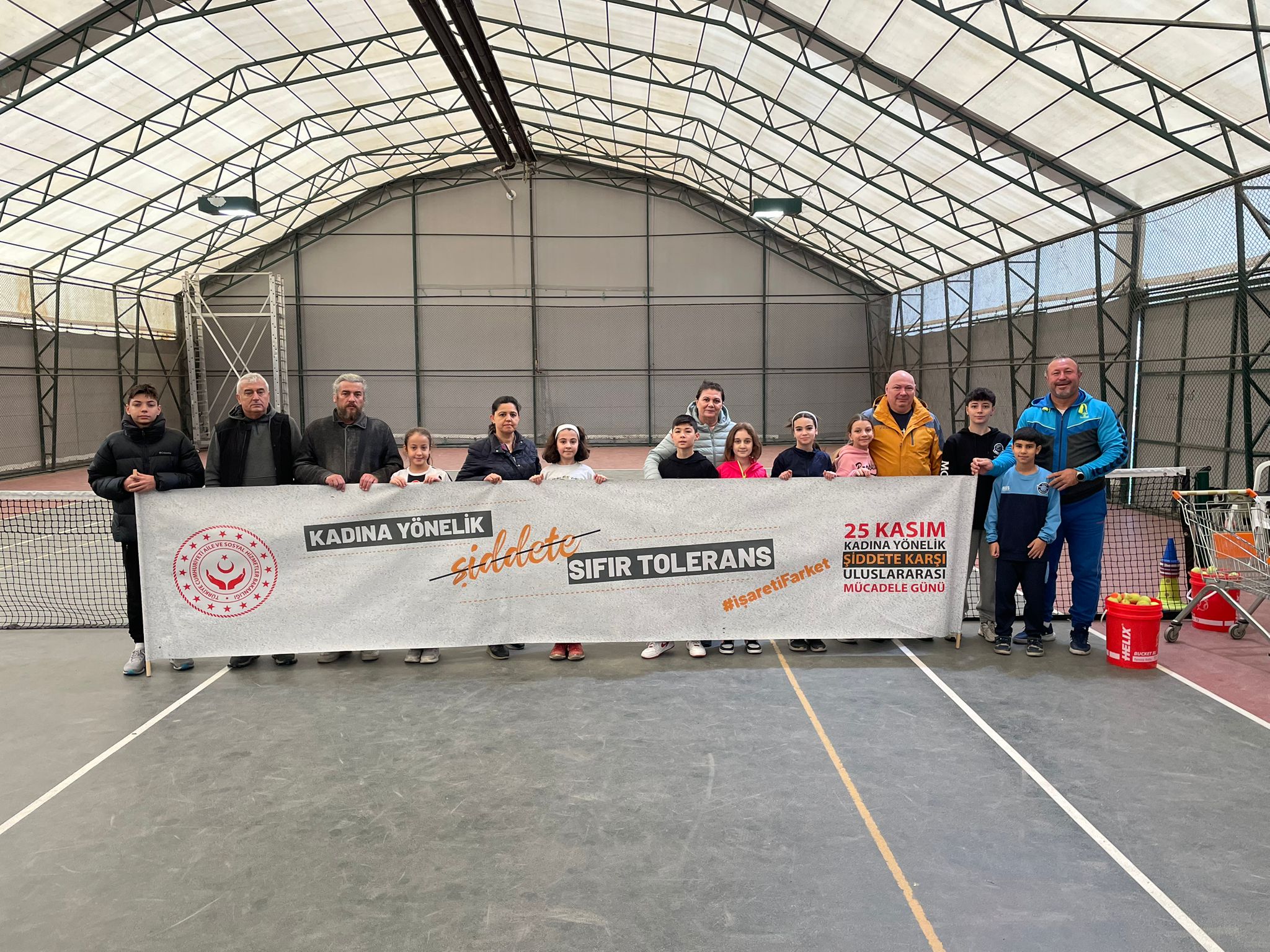 Tenis Maçında Kadına Yönelik Şiddetle Mücadele Temalı Pankart Açıldı.