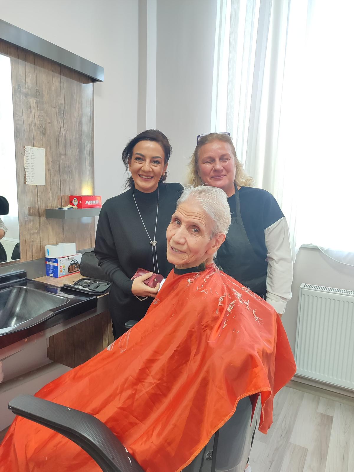 Kadın Yaşlılara Kuaför Hizmeti Verildi.