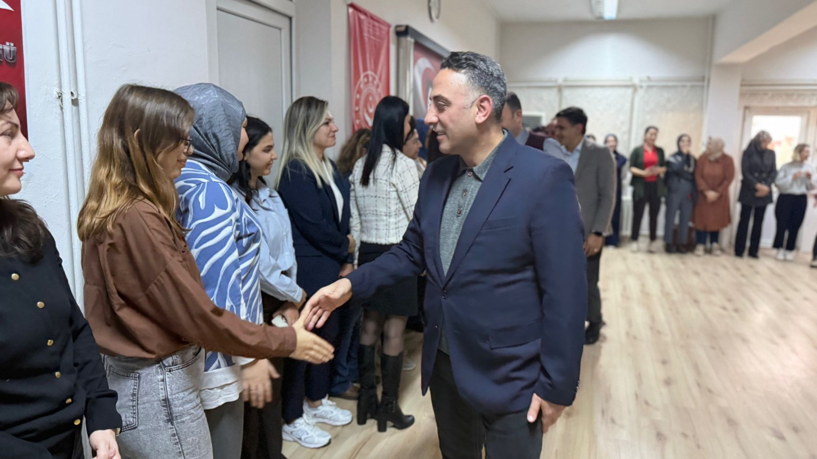 Edirne Aile ve Sosyal Hizmetler İl Müdürü Harun TOHUMCU, Kurum Bünyesinde Görev Yapan Kadın Personellerin 5 Aralık Dünya Kadın Hakları Günü’nü Kutladı.