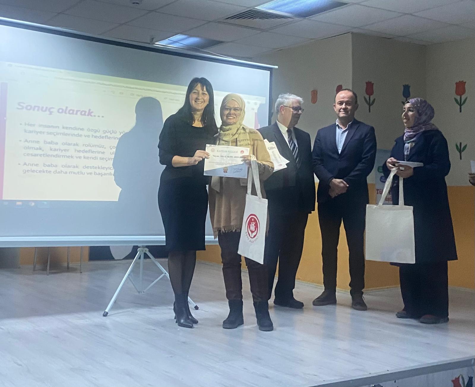 Modüler Aile Eğitim Programı Kapsamında Katılımcılara Sertifika Verildi.