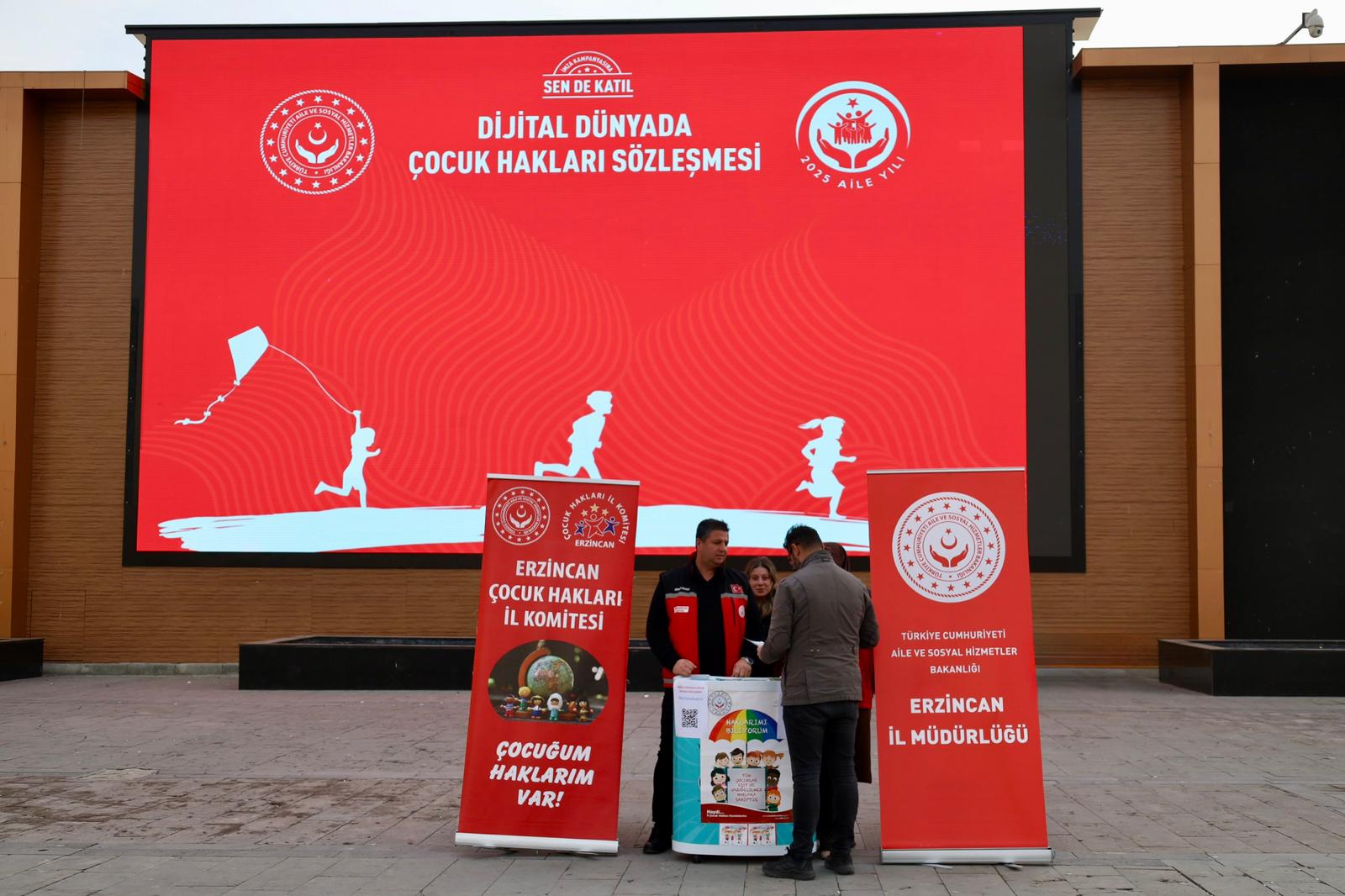 Dijital Dünyada Çocuk Hakları Sözleşmesi İmza Kampanyası Erzincan'da Yoğun İlgi Gördü.