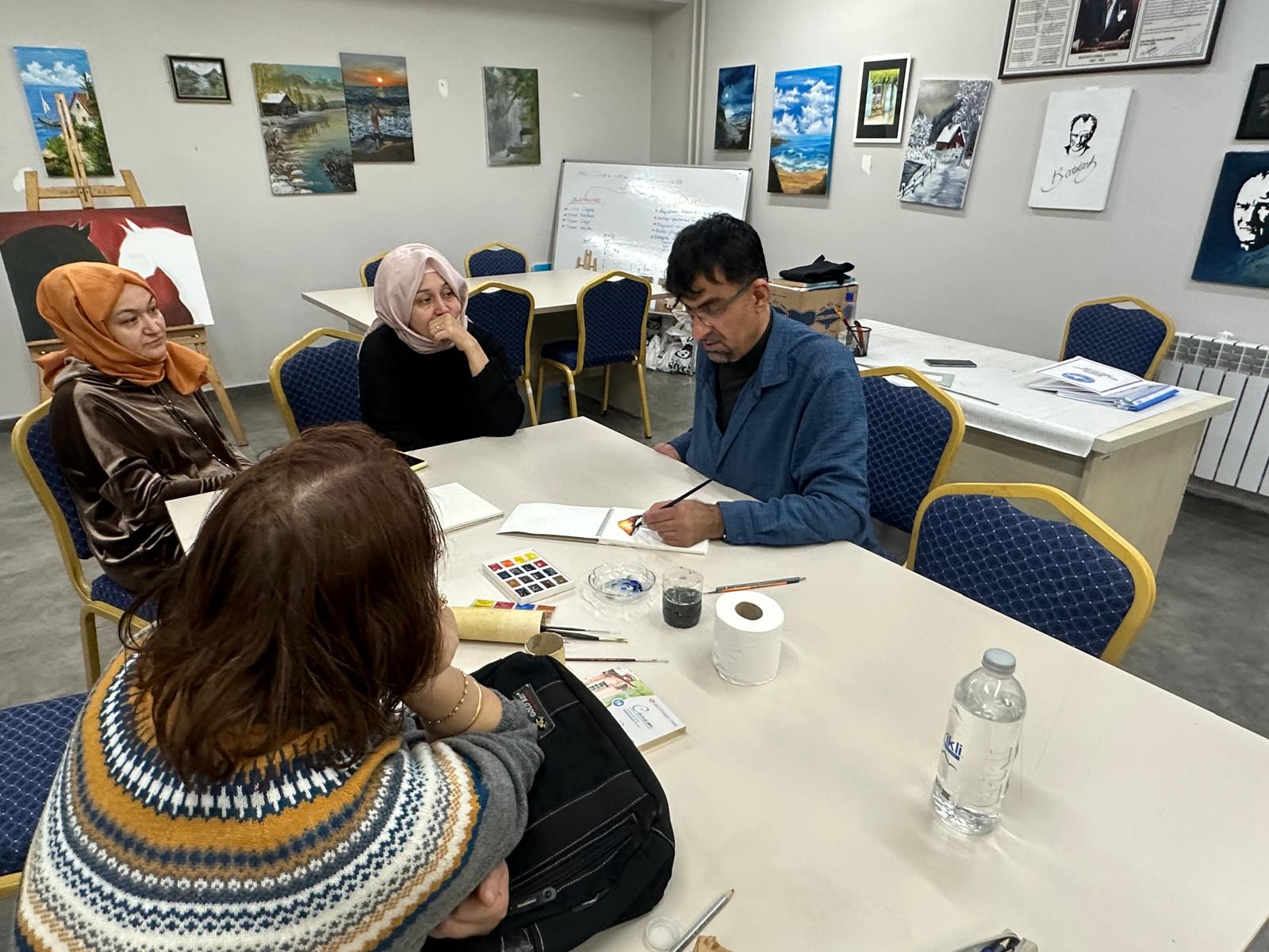 Sanata Teşvik ve Sanatla Yaşam Programı Kapsamında Şehit Yakınları ve Gazilerimize Yönelik Resim ve Seramik Atölyesi Faaliyetleri Sürdürülmektedir