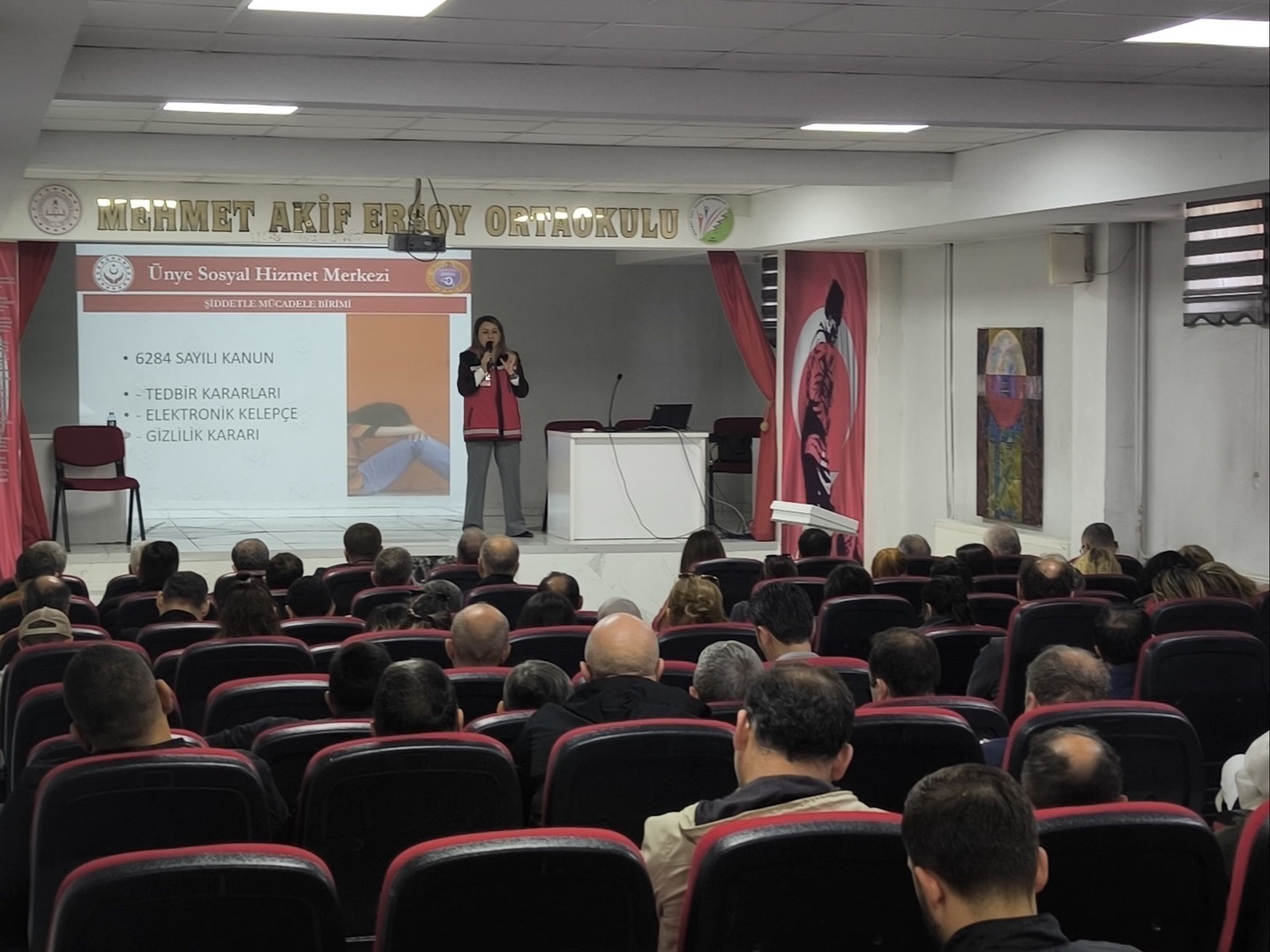 Ünye ilçemizde okul idarecileri ve rehber öğretmenlere, Çocuk Koruma Kanunu ile Ailenin Korunması ve Kadına Karşı Şiddetin Önlenmesine Dair Kanun kapsamında farkındalık eğitimi düzenlenmiştir.