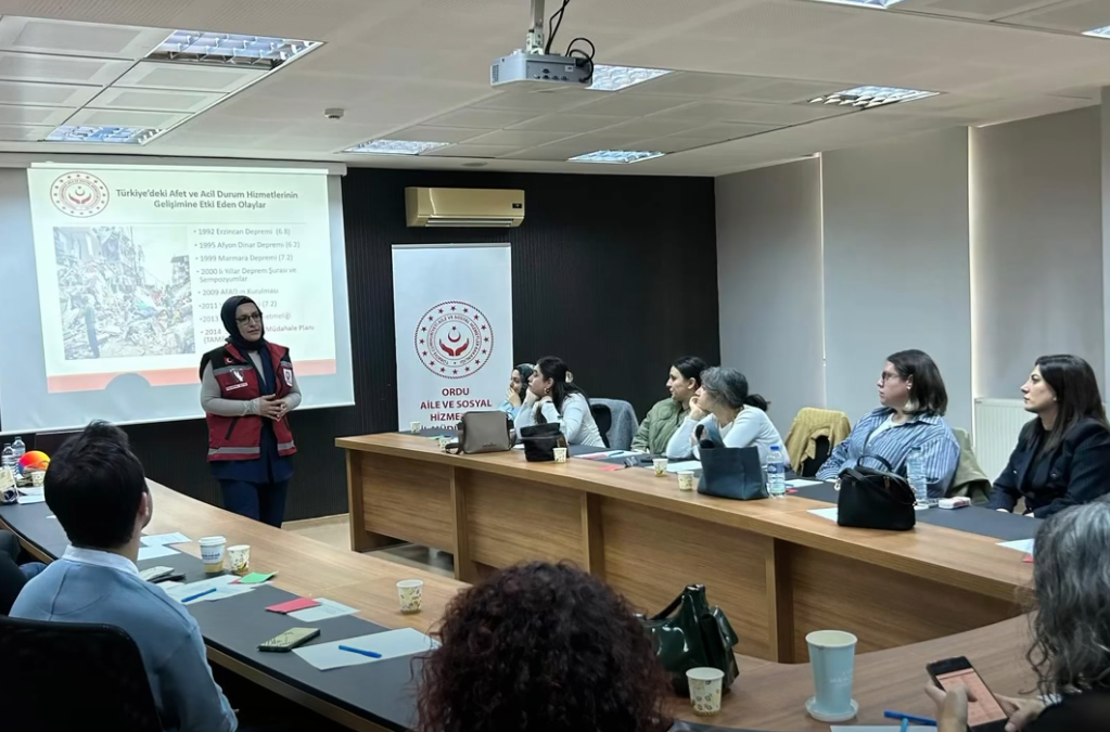 Ordu Gençlik Merkezi toplantı salonunda Afet ve Acil Durumlarda Psikososyal Destek Farkındalık Eğitimi gerçekleştirildi.