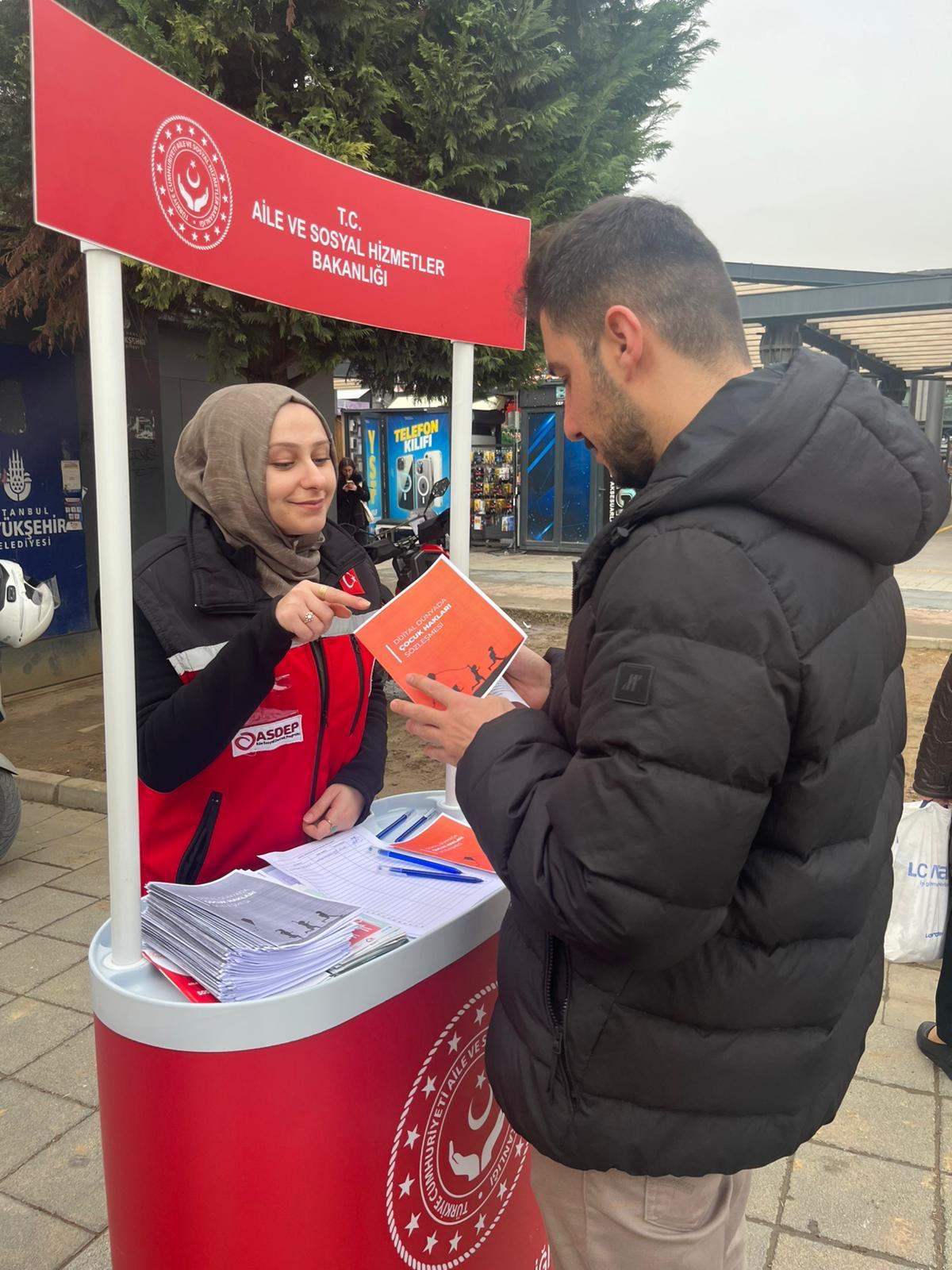 İl Genelinde Sahaya Çıkan Ekiplerimiz 'Dijital Dünyada Çocuk Hakları Sözleşmesi' Kapsamında Farkındalık Çalışmalarına Devam Ediyor