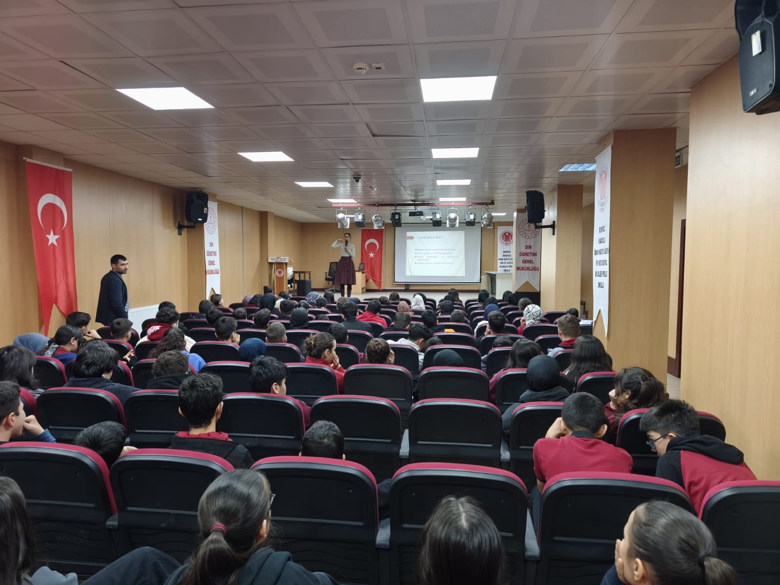 Demirci’de “Dijital Dünyada Çocuk Hakları” Sunumu Gerçekleştirildi