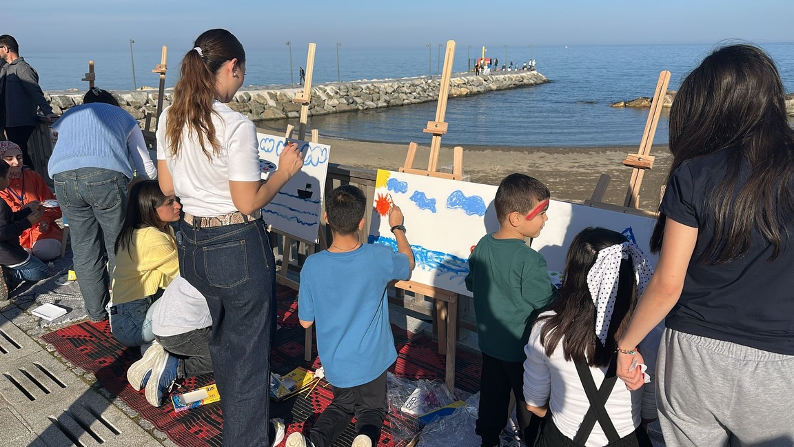 Ordu Üniversitesi Güzel Sanatlar Fakültesi bünyesinde faaliyet gösteren Güzel Sanatlar Kulübü öğrencileri ile ortaklaşa düzenlenen etkinlikte, çocuklar keyif dolu bir gün geçirdi. 