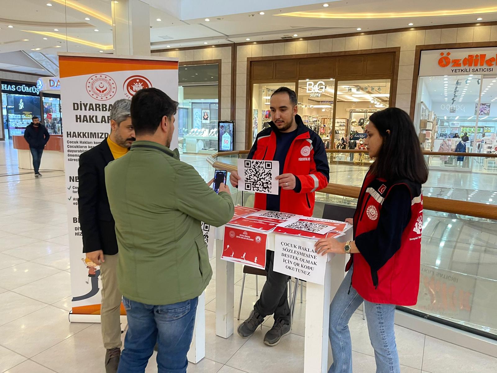 Çocuk Hakları Sözleşmesi imza kampanyası kapsamında Ceylan AVM’de tanıtım standımızı kurduk.