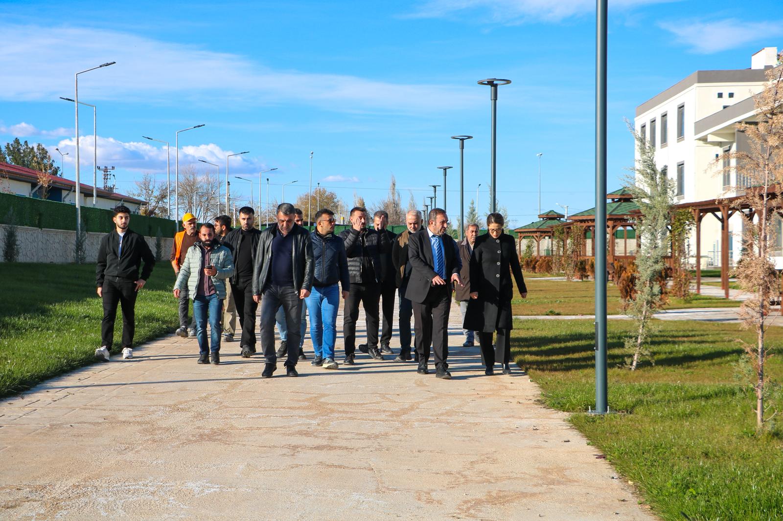 İl Müdürümüz Aydın POLAT, YİKOB Müdürü ve teknik ekipler ile birlikte ilimizde açılması planlanan huzurevinin bina ve çevre düzenlemesine ilişkin incelemelerde bulundu.