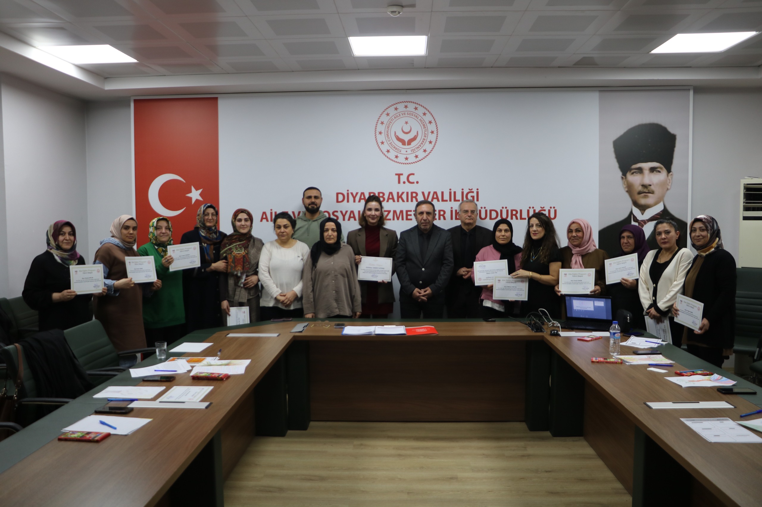 Modüler Aile Eğitim Programının katılım belgeleri takdim edilmiştir.
