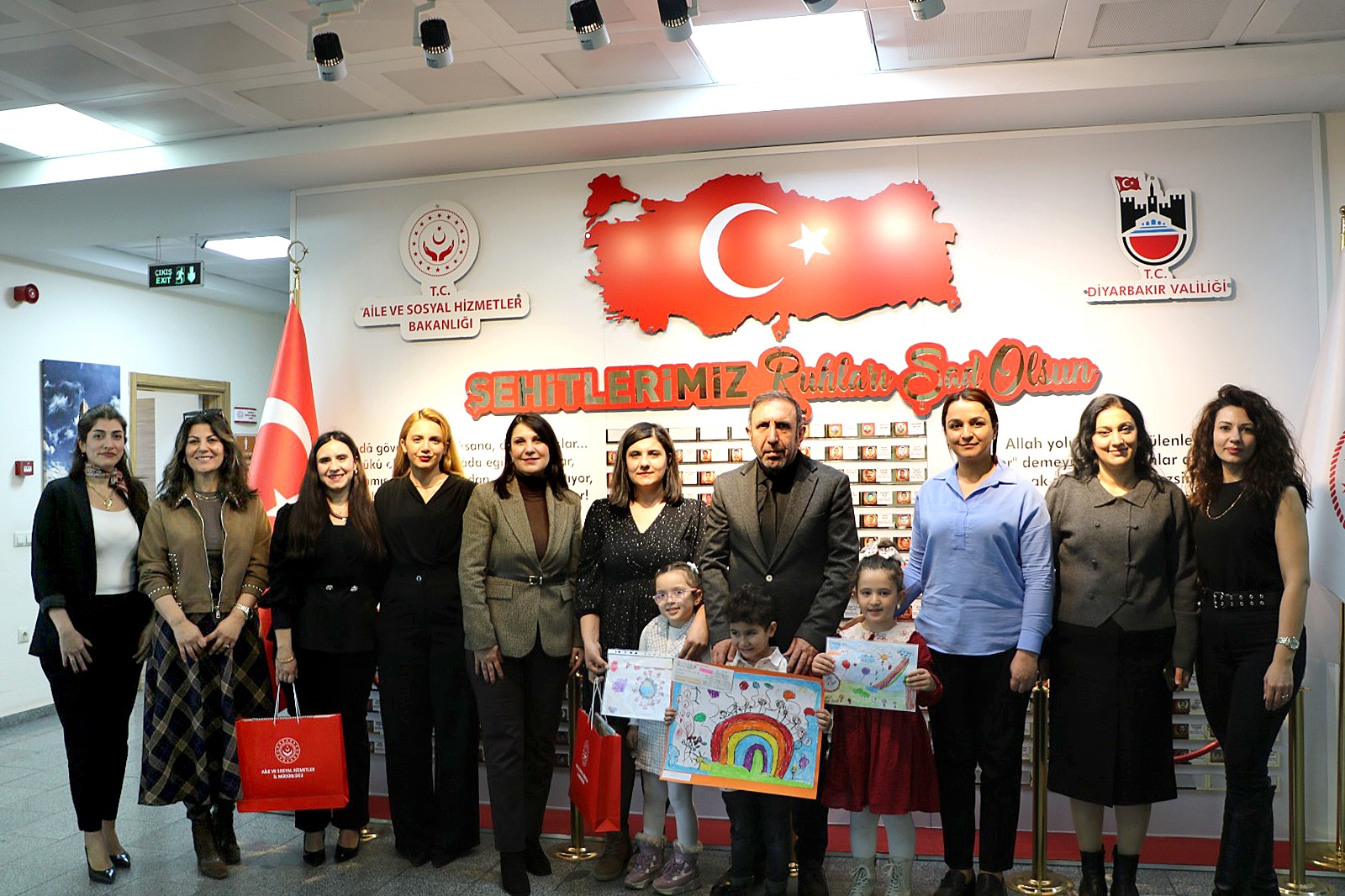 “Benim Renkli Dünyam” temalı resim yarışmasında dereceye giren çocuklarımıza hediyeleri takdim edildi.