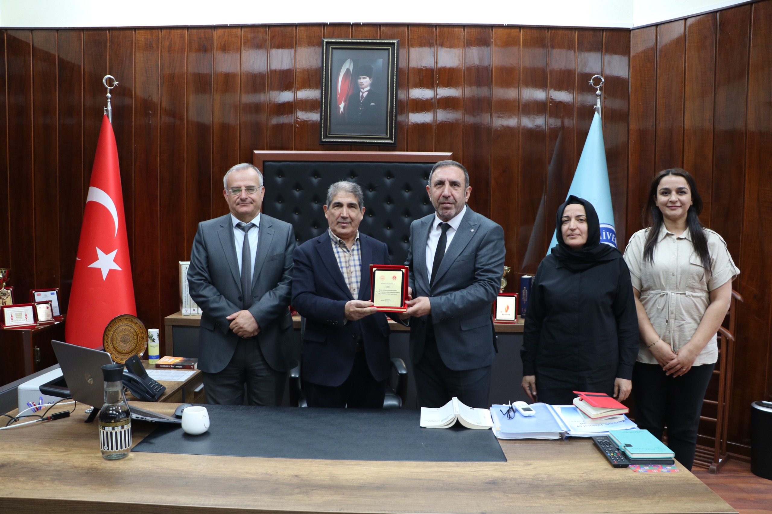 İl Müdürümüz Aydın Polat tarafından Dicle Üniversitesi Prof. Dr. Vahap Özpolat ve Doç. Dr. Zuhal Akmeşe’ye teşekkür plaketi takdim edildi.