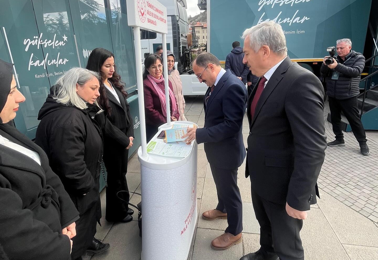 Vali Yardımcımız Sayın Aydın ERGÜN 'Yükselen Kadınlar Girişimcilik Eğitim Tırı'nı Ziyaret Etti