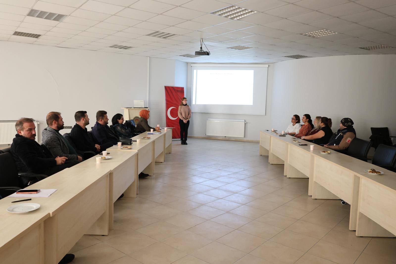 Nevşehir Ticaret ve Sanayi Odasında Girişim Kurulu Başkan ve Kurul Üyelerine, girişimcilere Koruyucu aile hizmetinin bilinirliğinin artırılmasına yönelik bilgilendirme toplantısı 