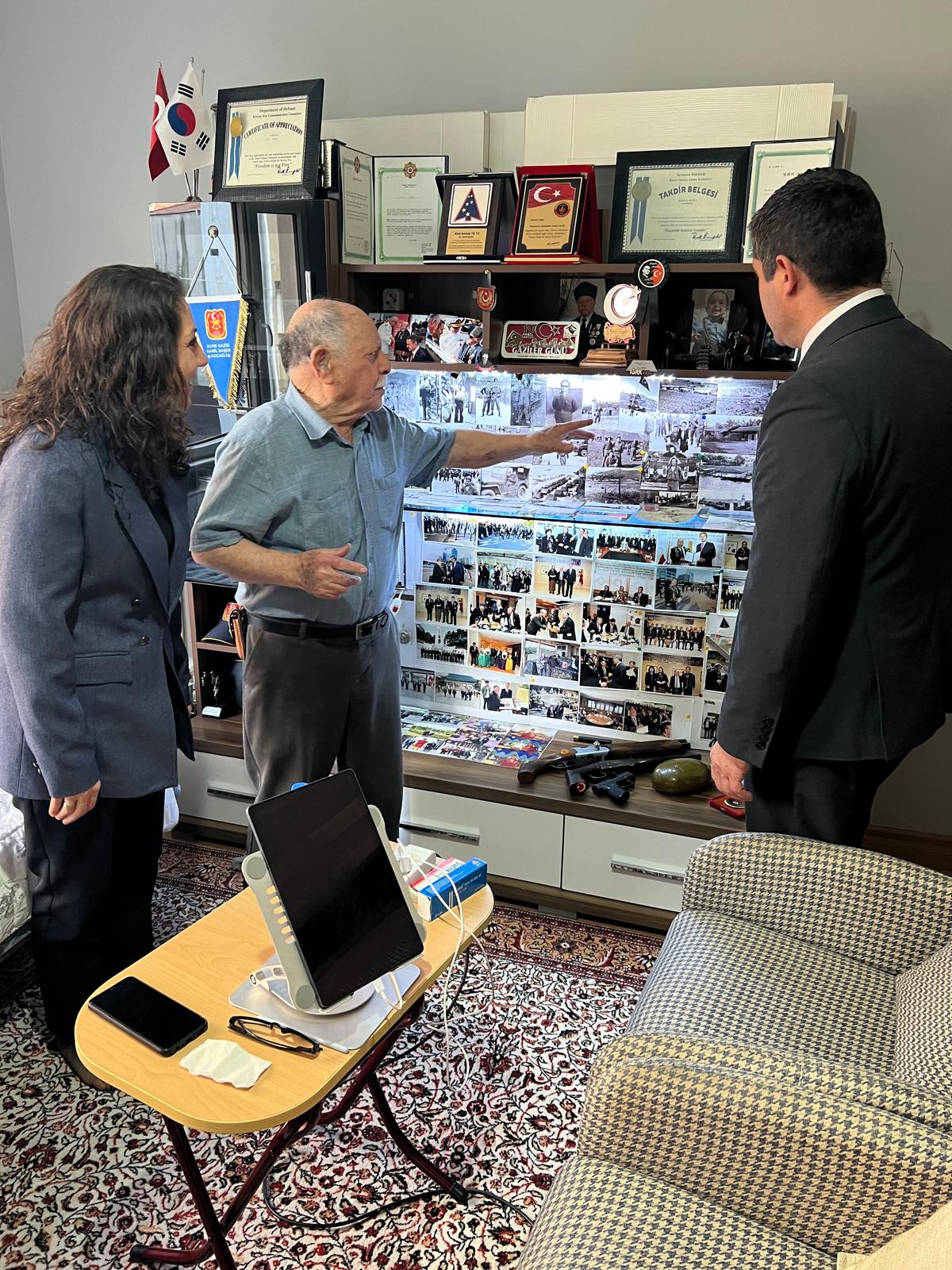 İl Müdürümüz Kamil Tüylüoğlu, Kore Gazimiz Kamil Başer’i hanesinde ziyaret ederek kendisine hizmetleri ve fedakârlıkları dolayısıyla teşekkürlerini iletti.