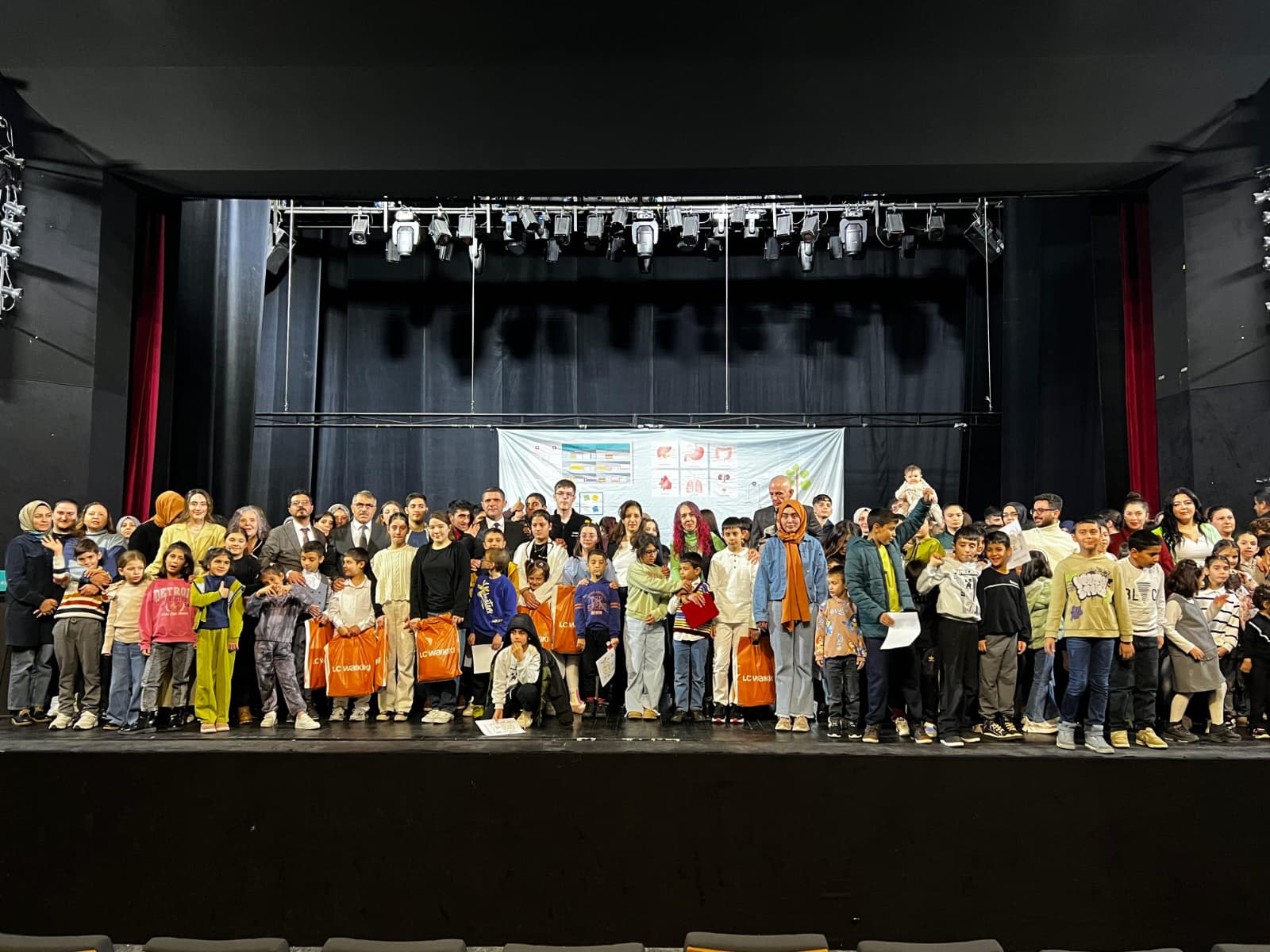 Çayırova Çocuk Evleri Sitesi’nde “Ponçik Hasta” Tiyatro Gösterisi Sahnelendi