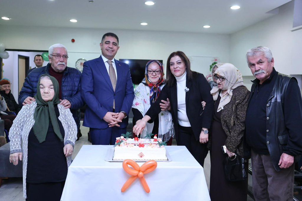 Valimiz Sayın Selçuk Aslan Huzurevi Sakinlerine Yeni Yıl Ziyareti Gerçekleştirildi.