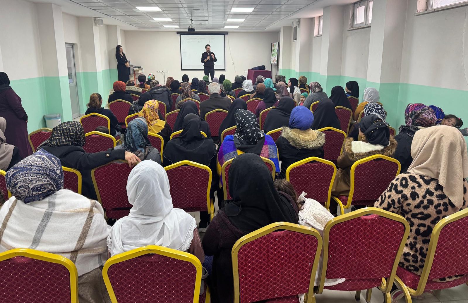 Cemil Meriç İlkokulu velilerine “Çocuklarda Mahremiyet Bilinci ve Aile Eğitim Programı” eğitimi 