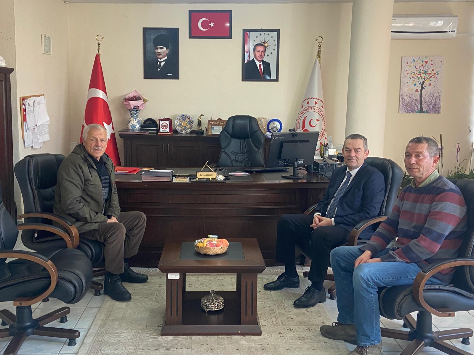 Yörükbayır Köyü Muhtarı Sayın Metin Büyükbayraktar, İl Müdürümüz Sayın Bilgin ÖZBAŞ’ı makamında ziyaret etti.