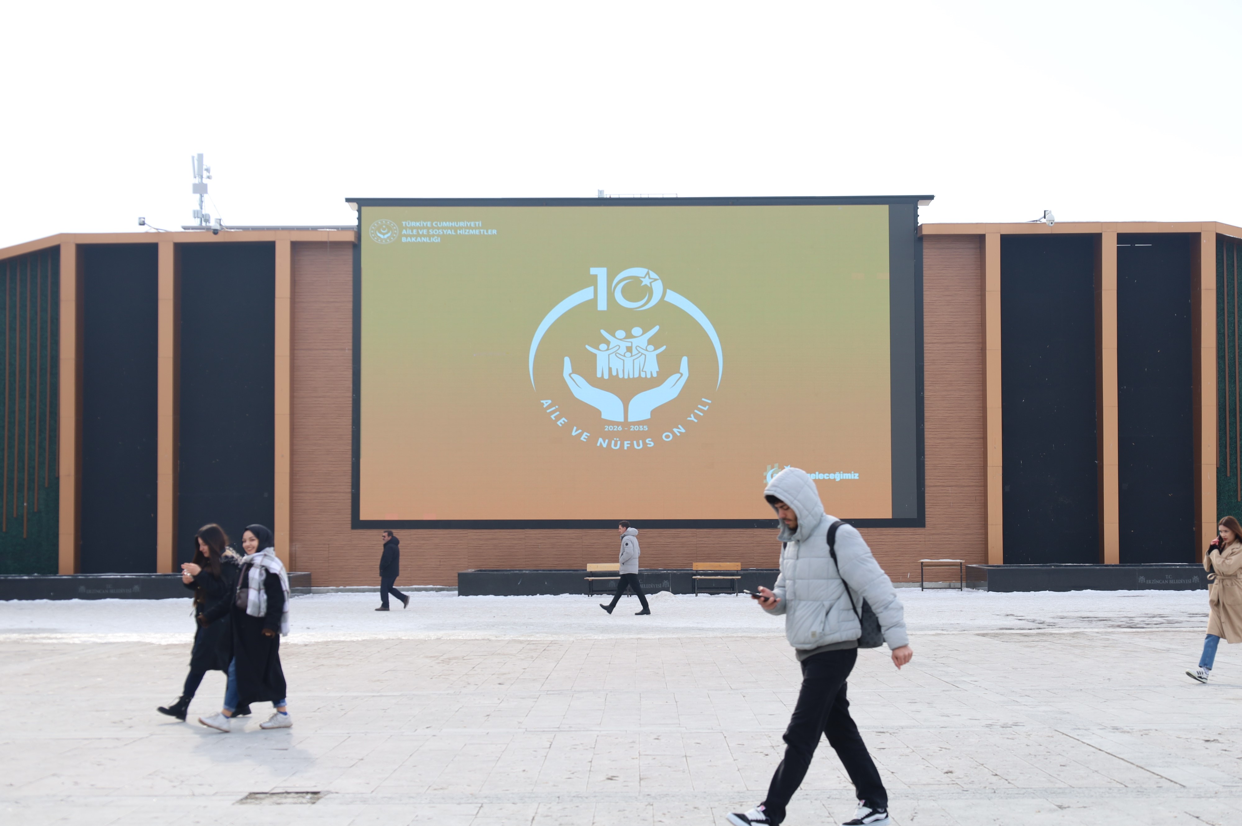 Nüfus On Yılı Kapsamında Hazırlanan Farkındalık Görselleri, Erzincan Genelindeki Dijital Platformlarda Yayınlanarak Vatandaşlarımızla Buluşturuldu.