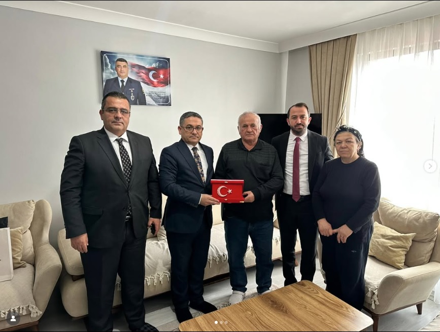 Kahraman Şehidimiz Hv. Uçk. Bkm. Asb. Bçvş. Hamdi Armağan KAPLAN’ ın kıymetli ailesi, İl Müdürümüz Sayın Adem YÜCEL ile birlikte ilgili kurum idarecilerimiz tarafından hanelerinde ziyaret edildi.