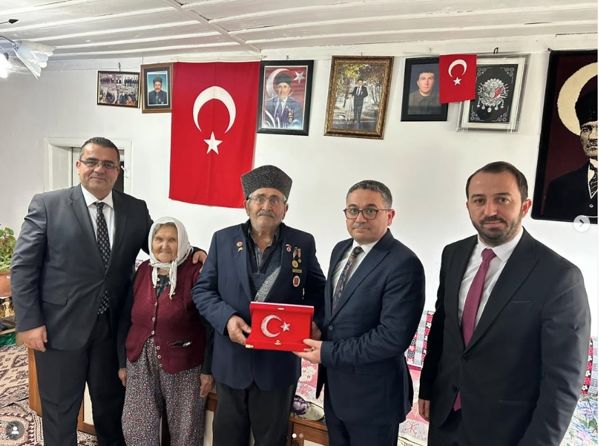 İl Müdürümüz Sayın Adem YÜCEL, ilgili kurum idarecilerimizle birlikte Kahraman Kore Gazimiz Sayın Hikmet DORUK ve kıymetli ailesini hanelerinde ziyaret etti.